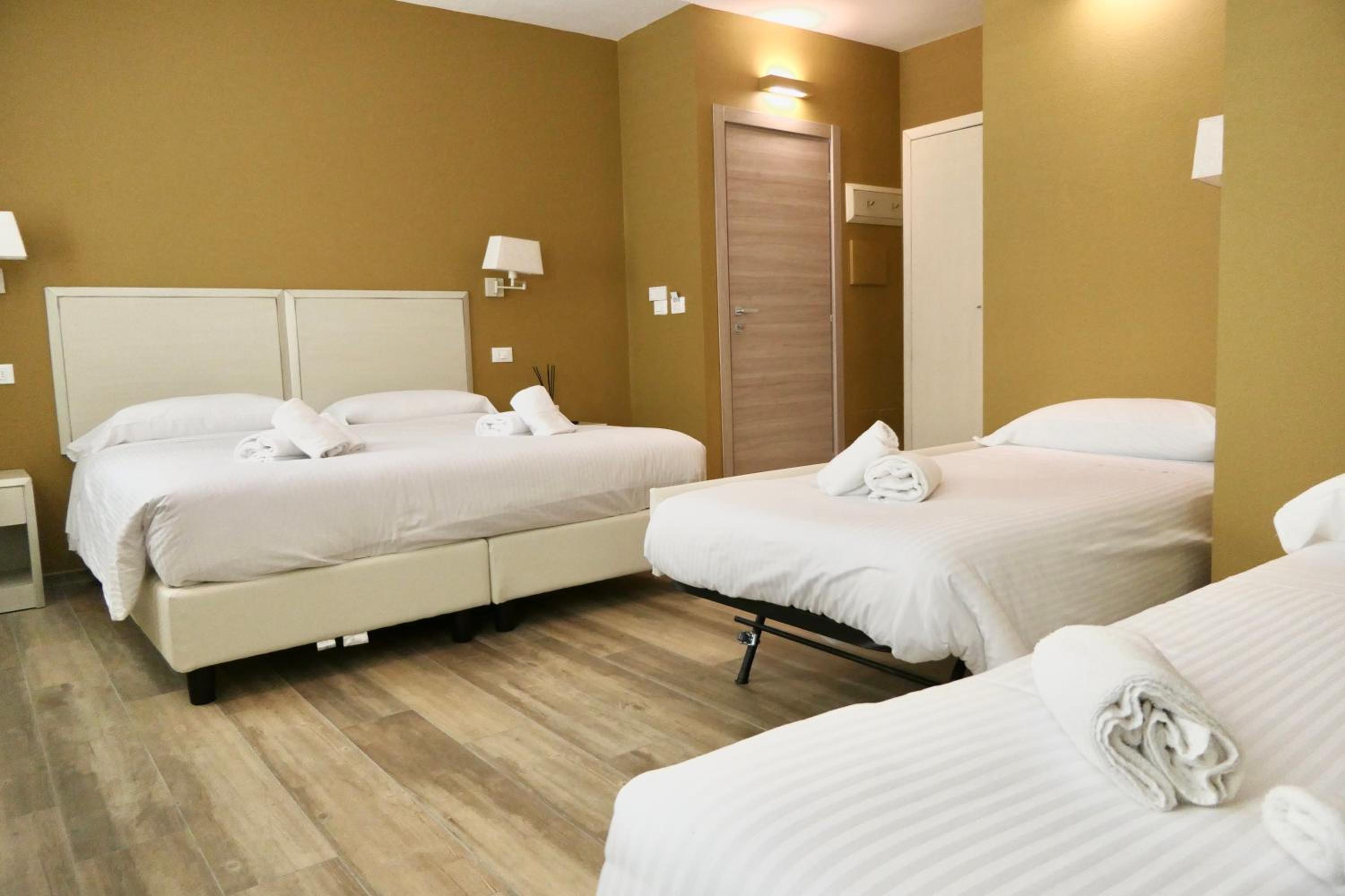 Quadruple Room - Photo 7