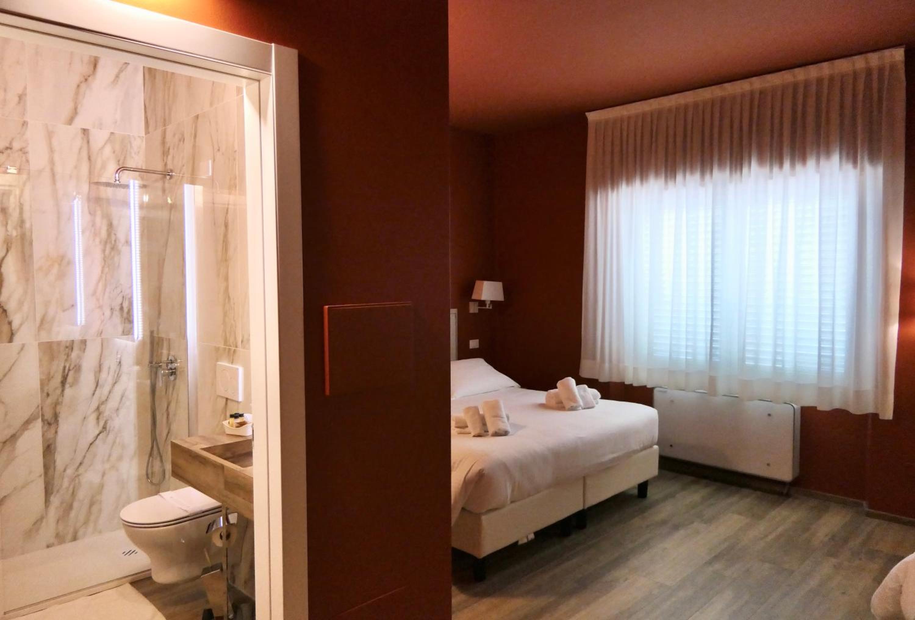 Deluxe Room - Photo 9