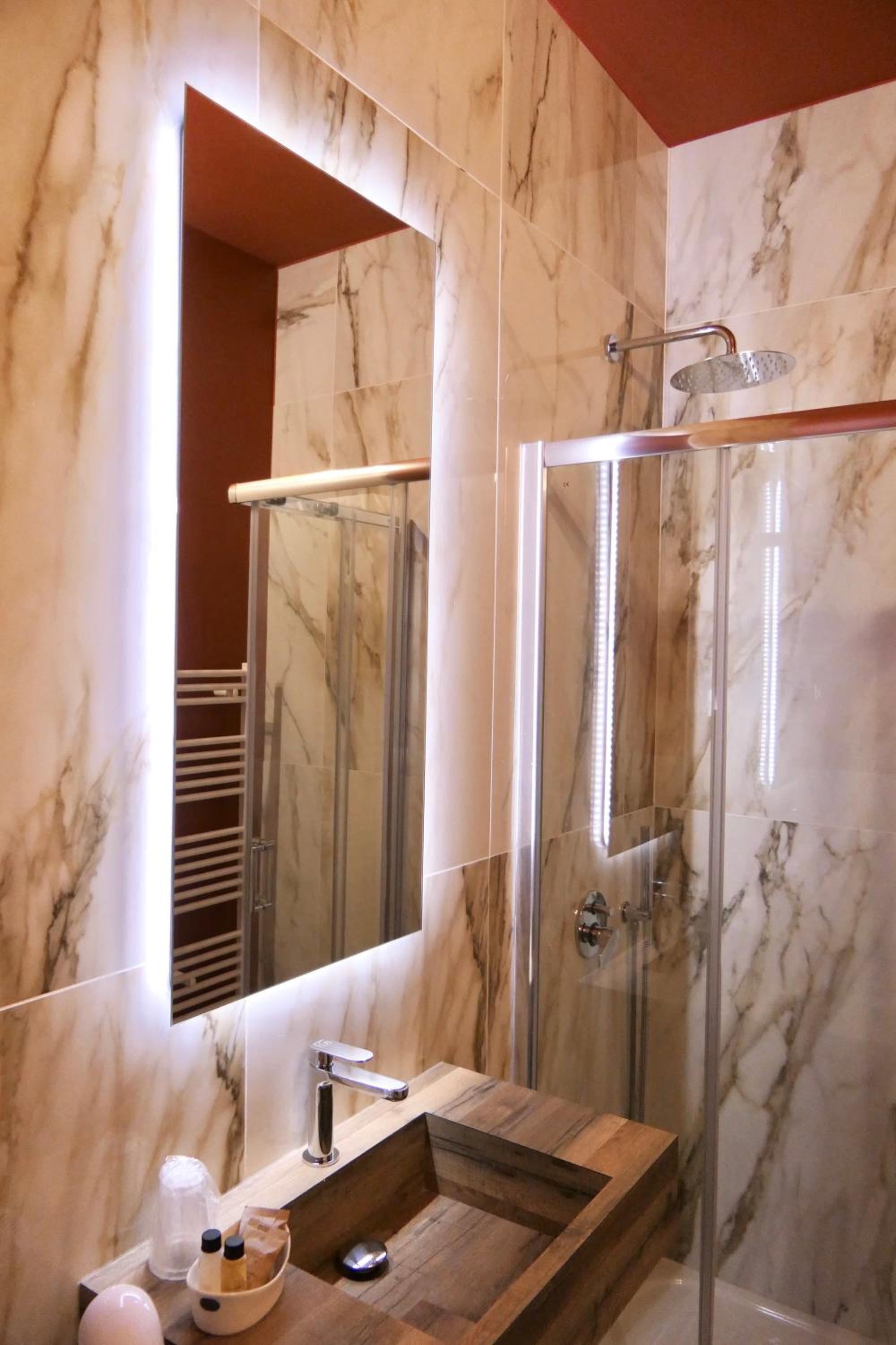 Deluxe Room - Photo 12