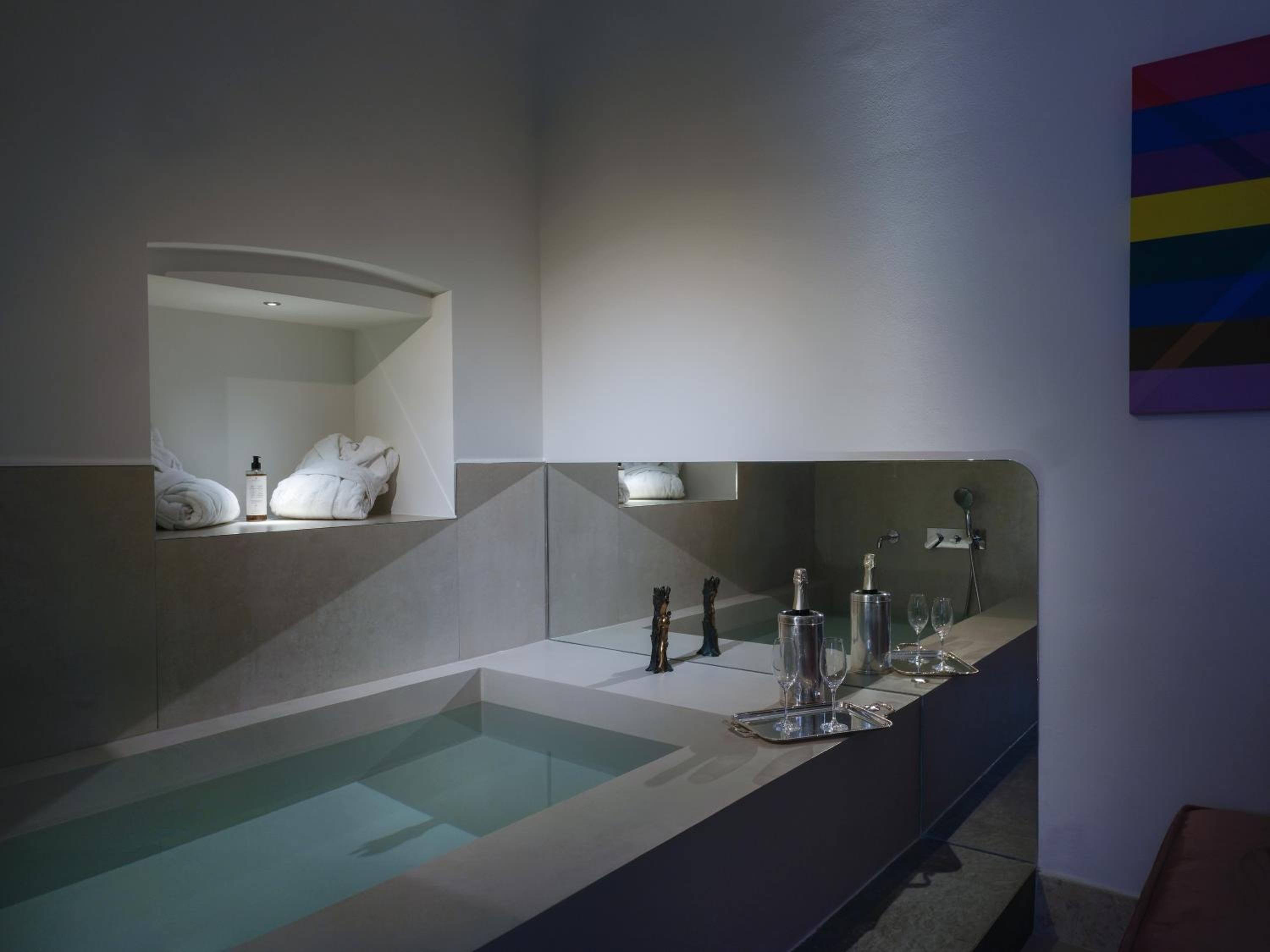 Suite with Tub - Photo 9