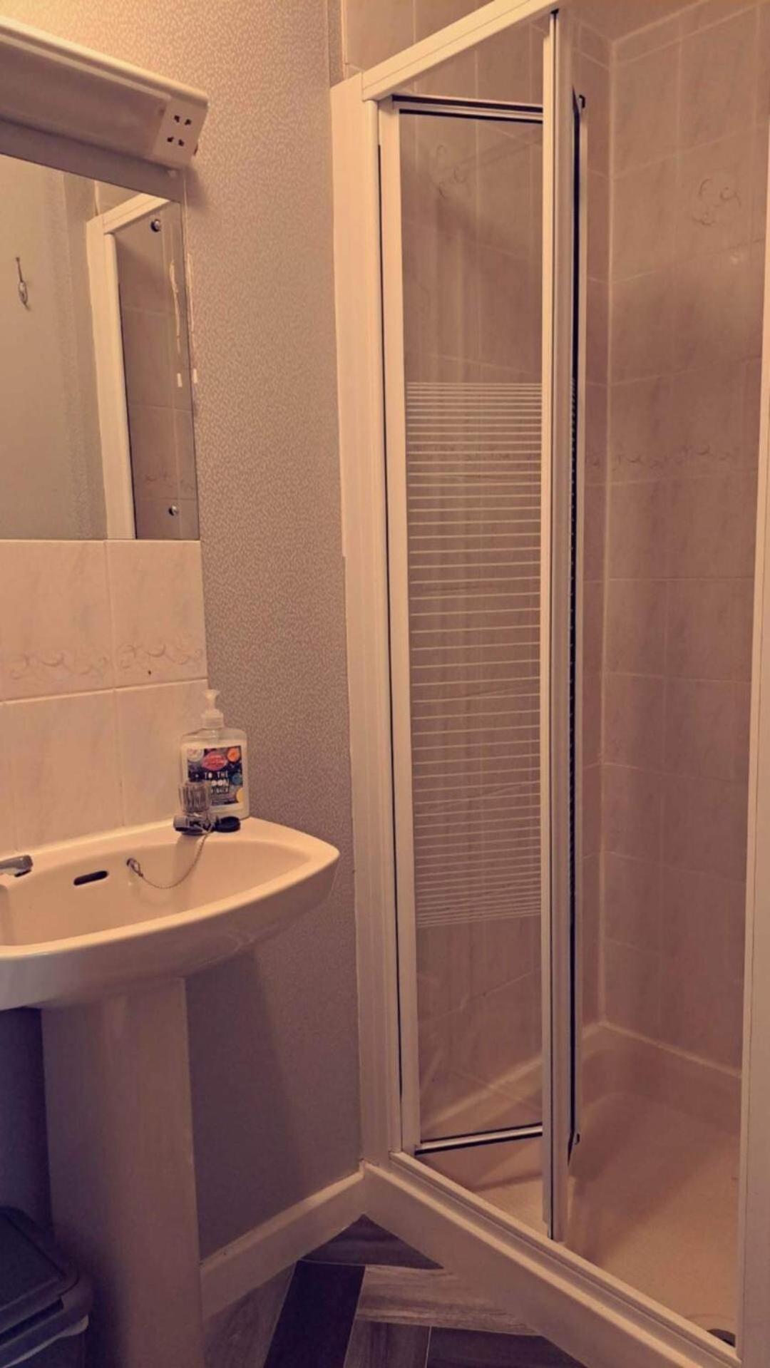 Standard Twin Room - Photo 4