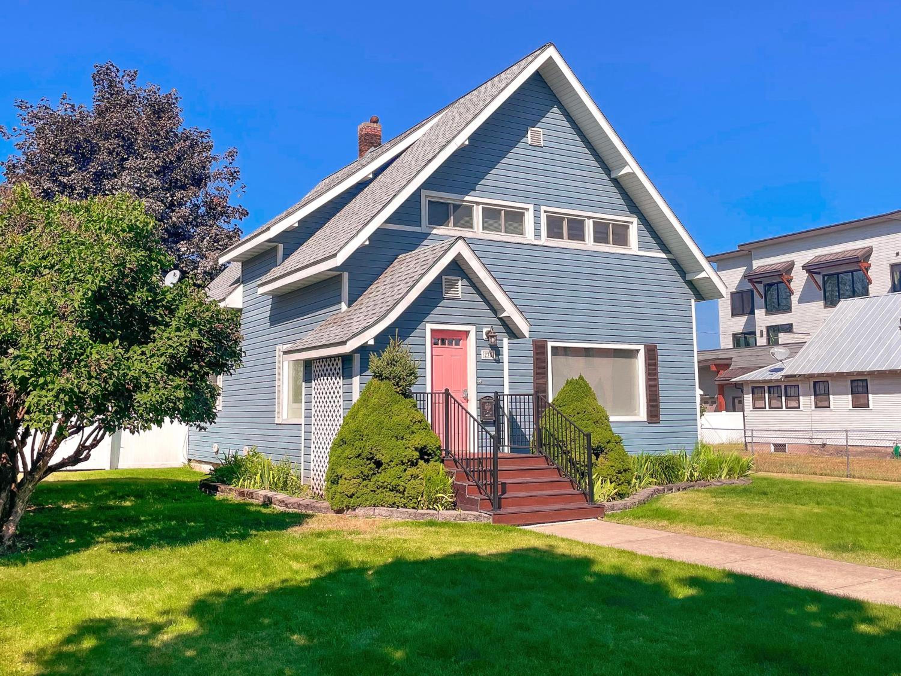 Three-Bedroom House photo 2