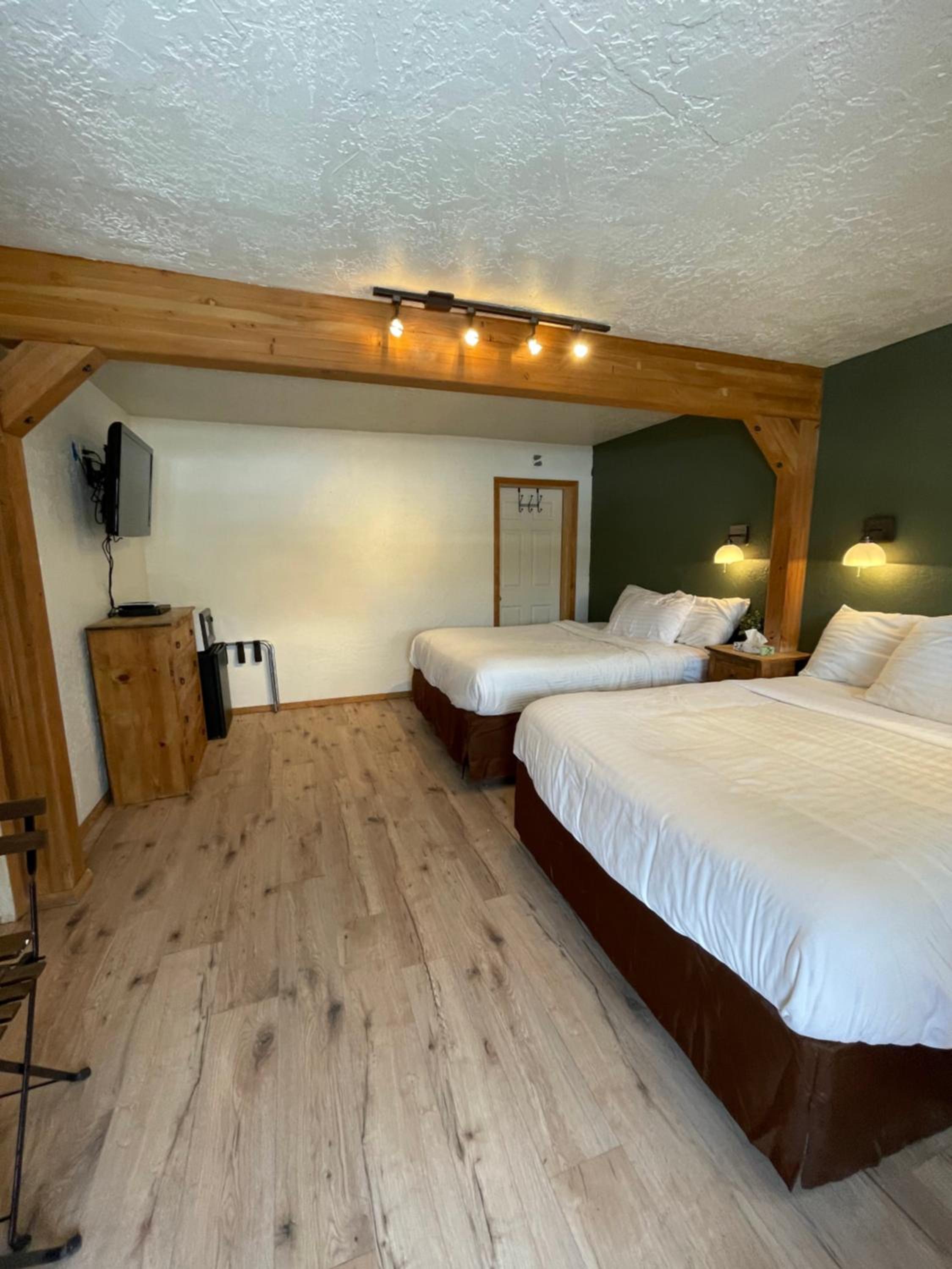 Queen Room with Two Queen Beds - Non-Smoking photo 3