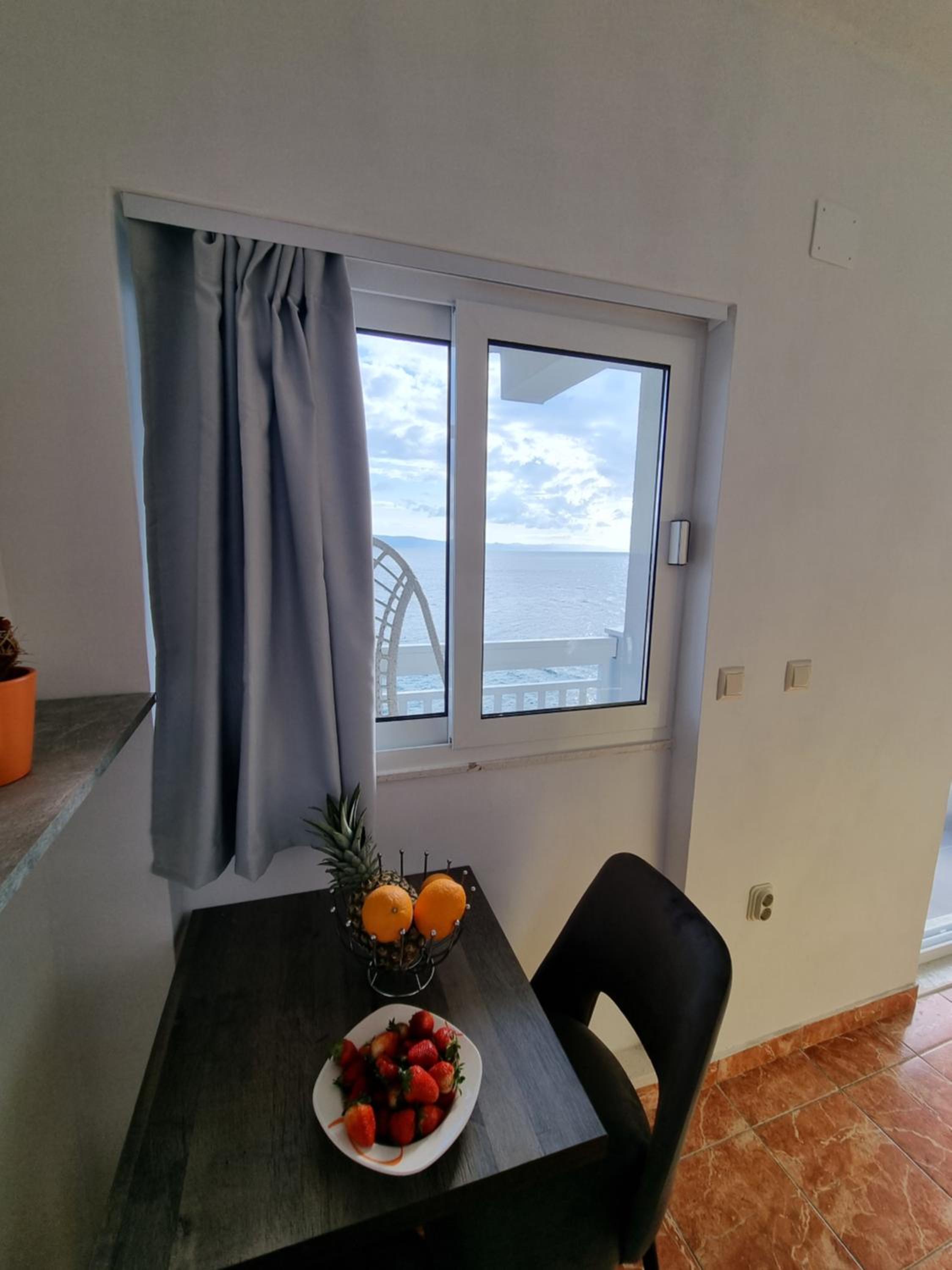 One-Bedroom Apartment with Balcony and Sea View photo 3