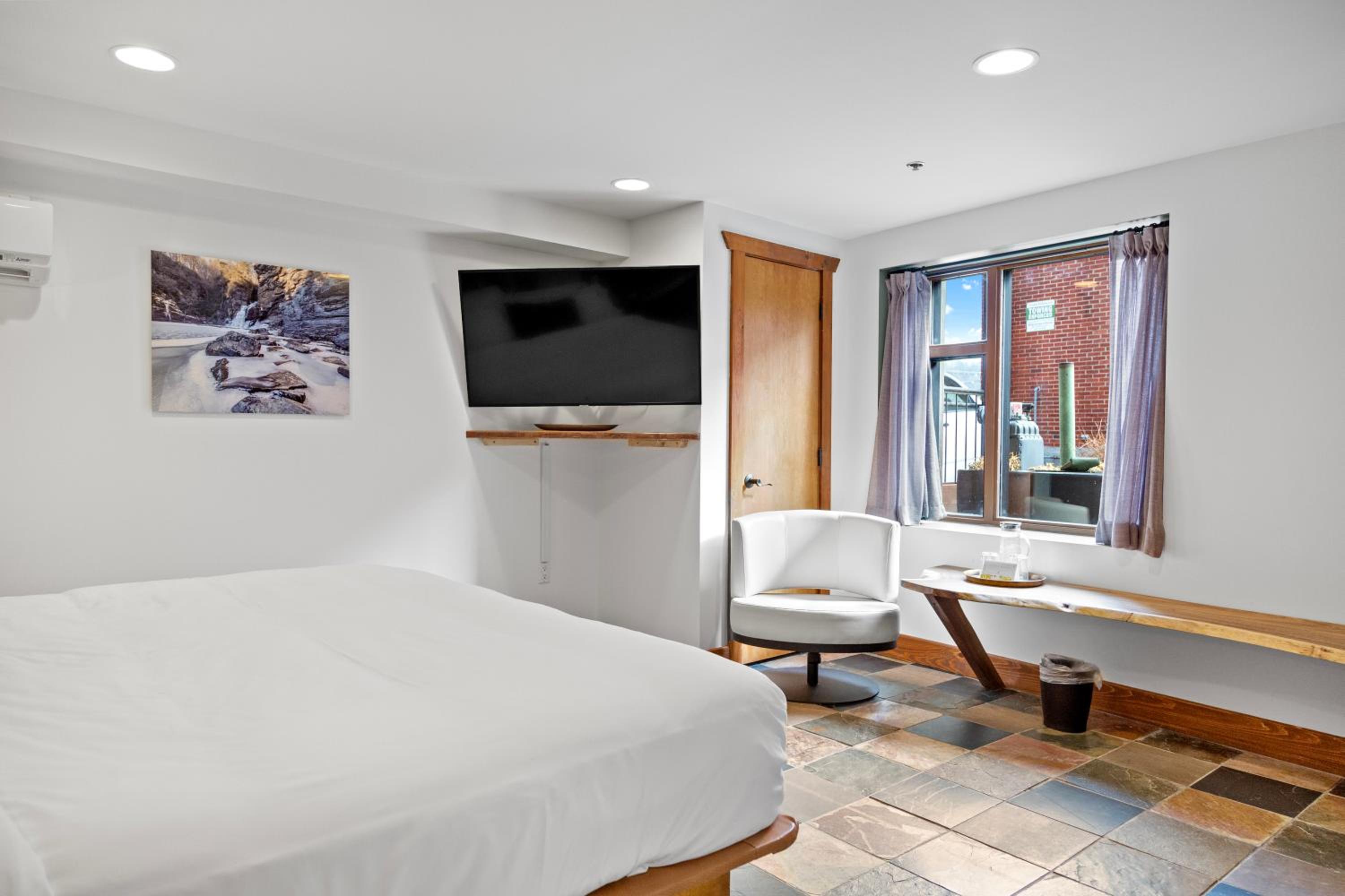 Standard King Room photo 3