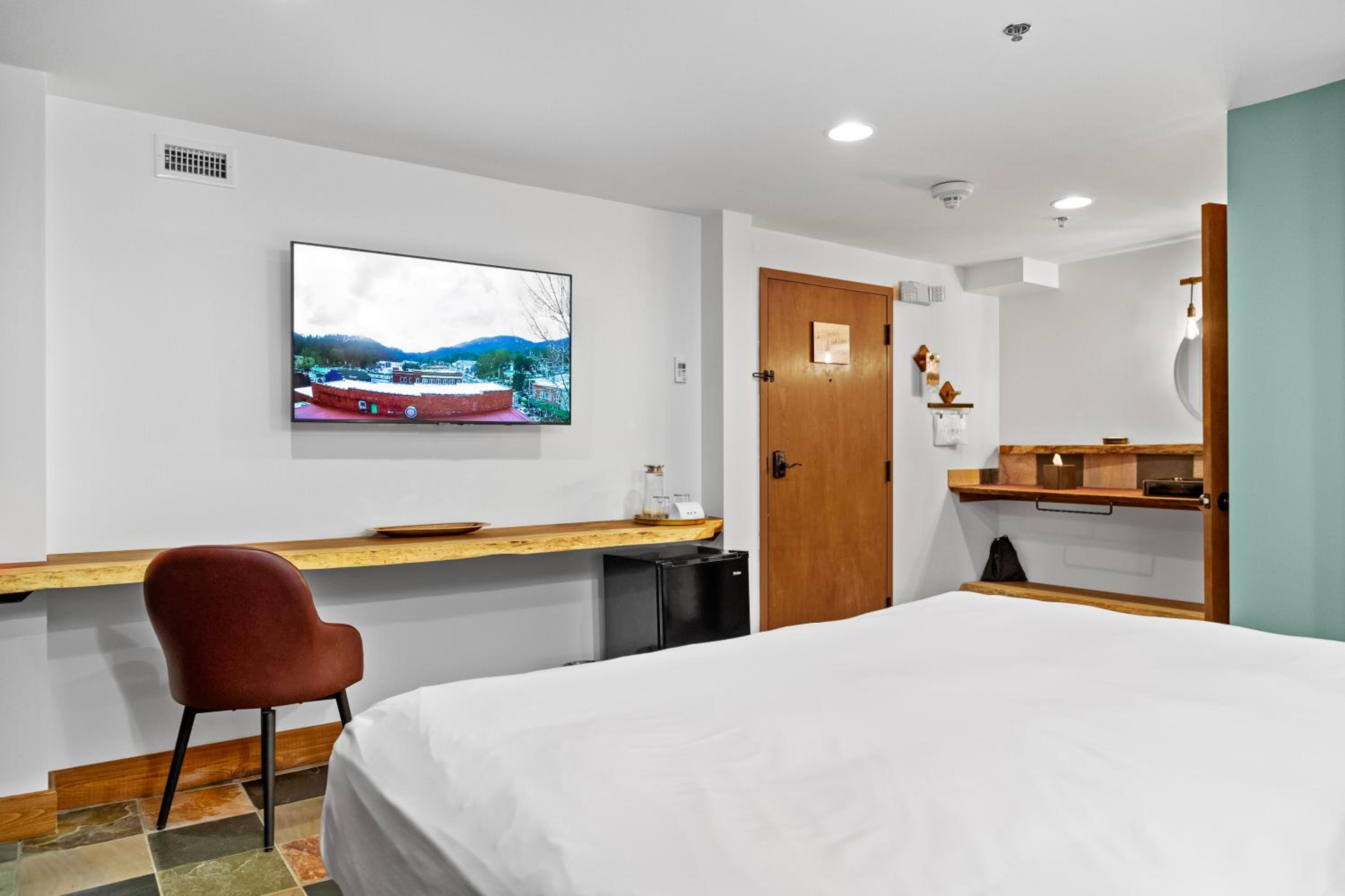 Standard King Room - Photo 5