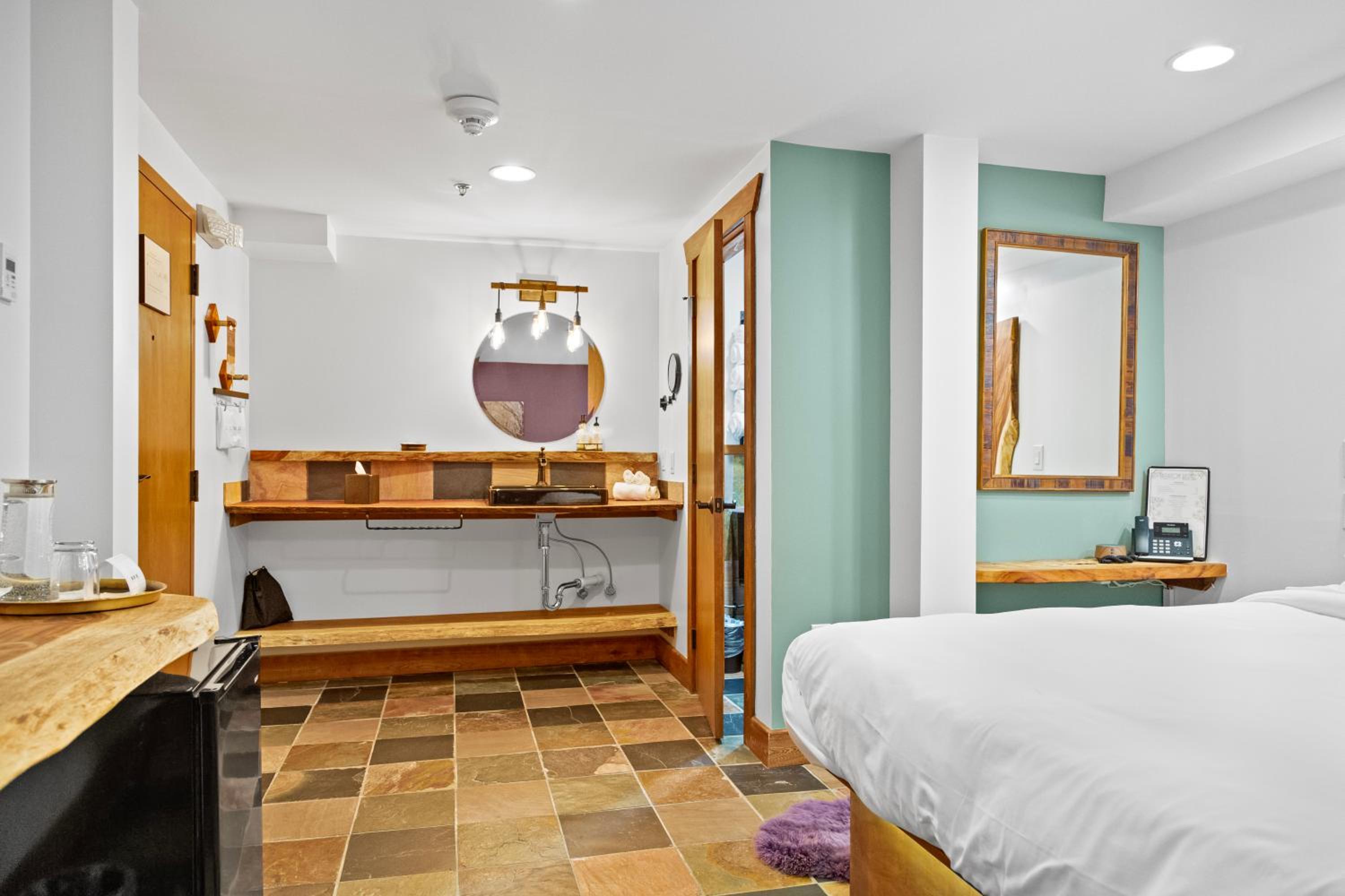 Standard King Room - Photo 4