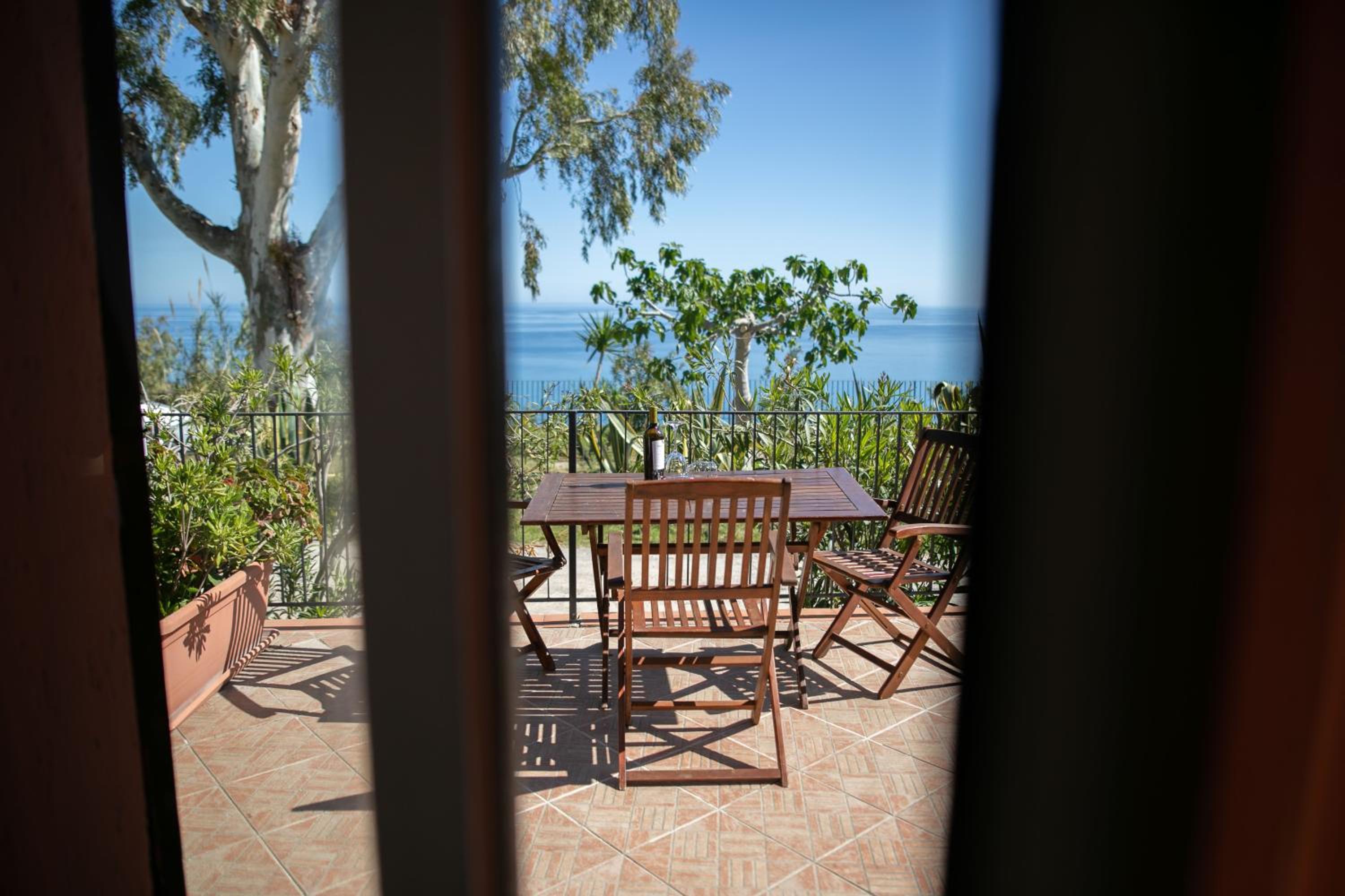 One-Bedroom Apartment with Sea View photo 3