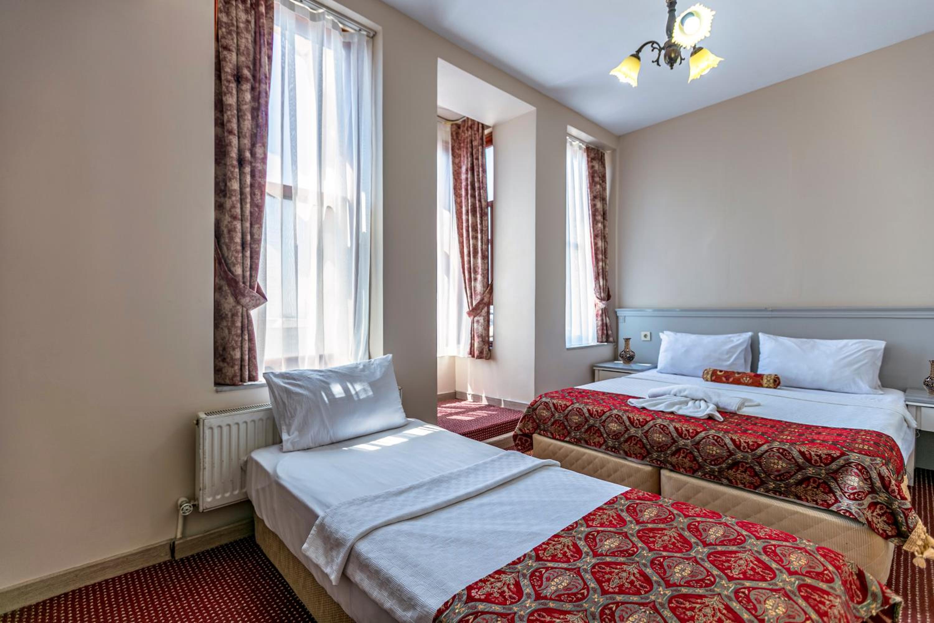 Economy Triple Room photo 2