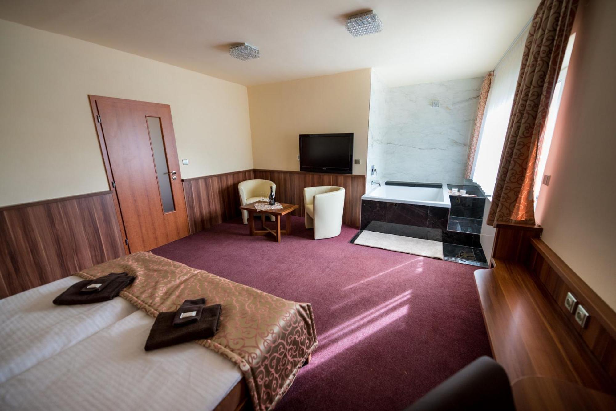 Double Room with Spa Bath photo 1