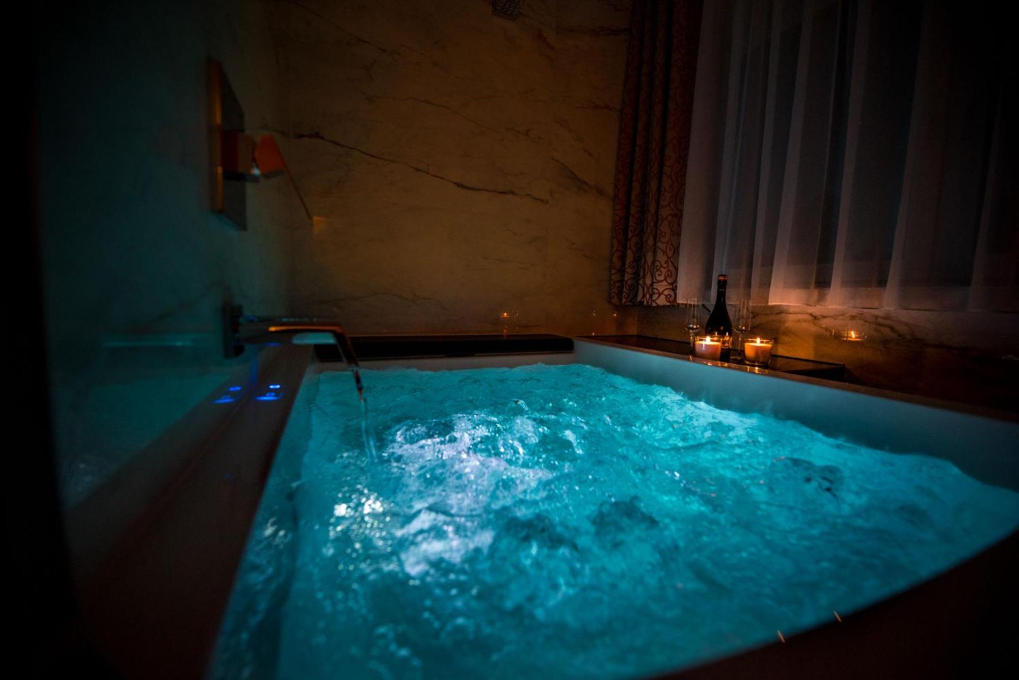 Double Room with Spa Bath photo 2