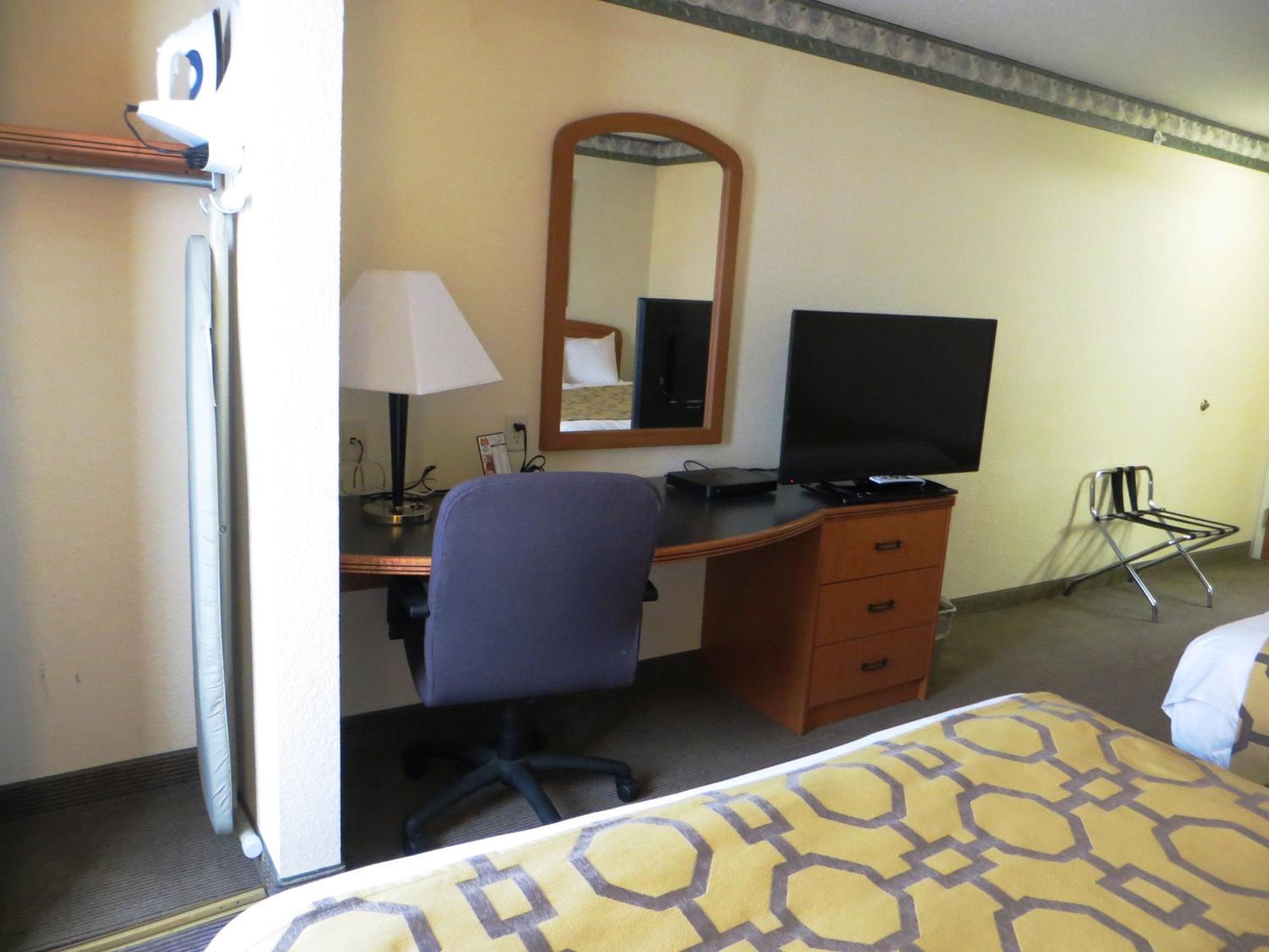 Queen Room with Two Queen Beds - Non-Smoking - Photo 1