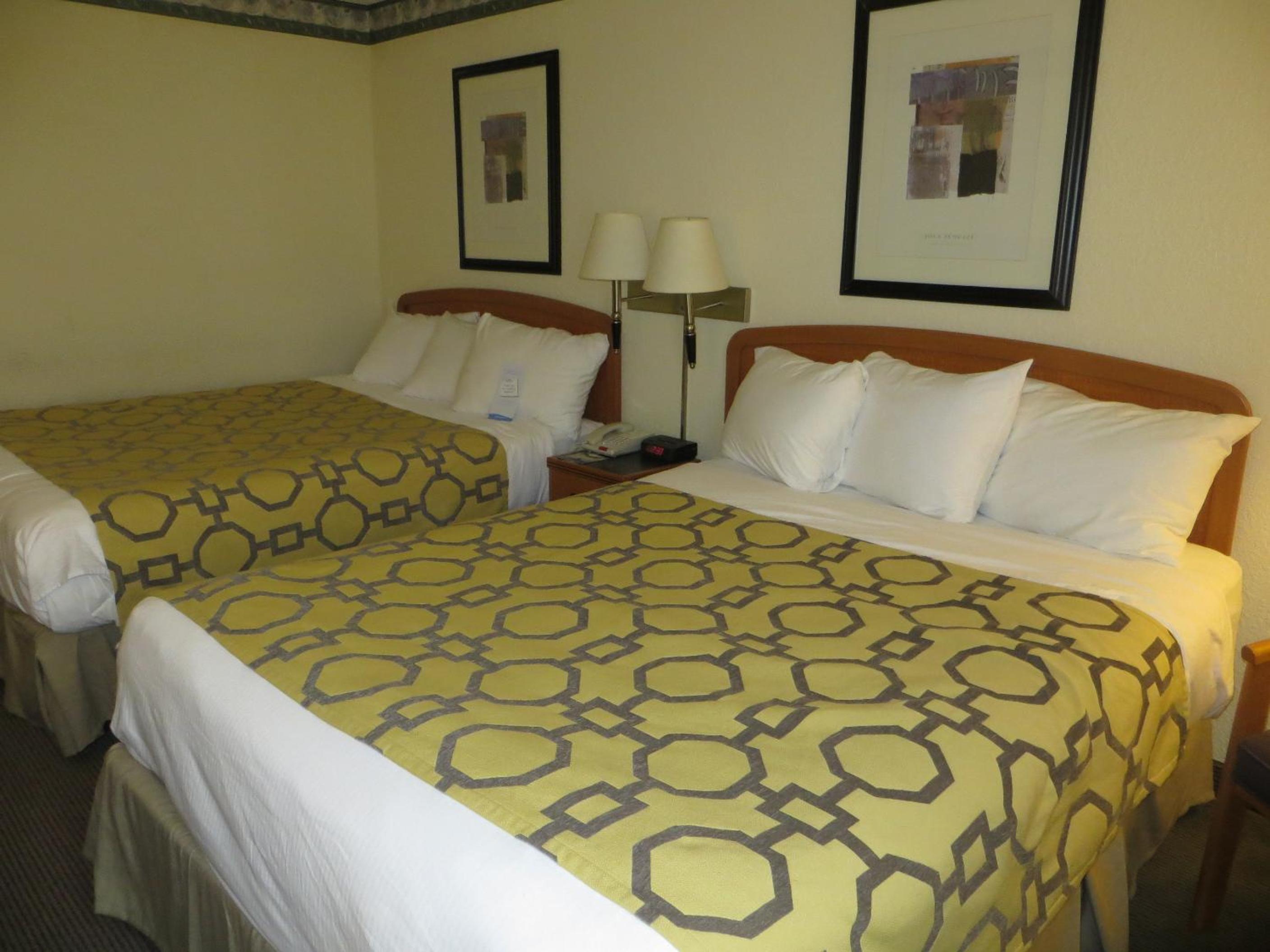 Queen Room with Two Queen Beds - Non-Smoking - Photo 10