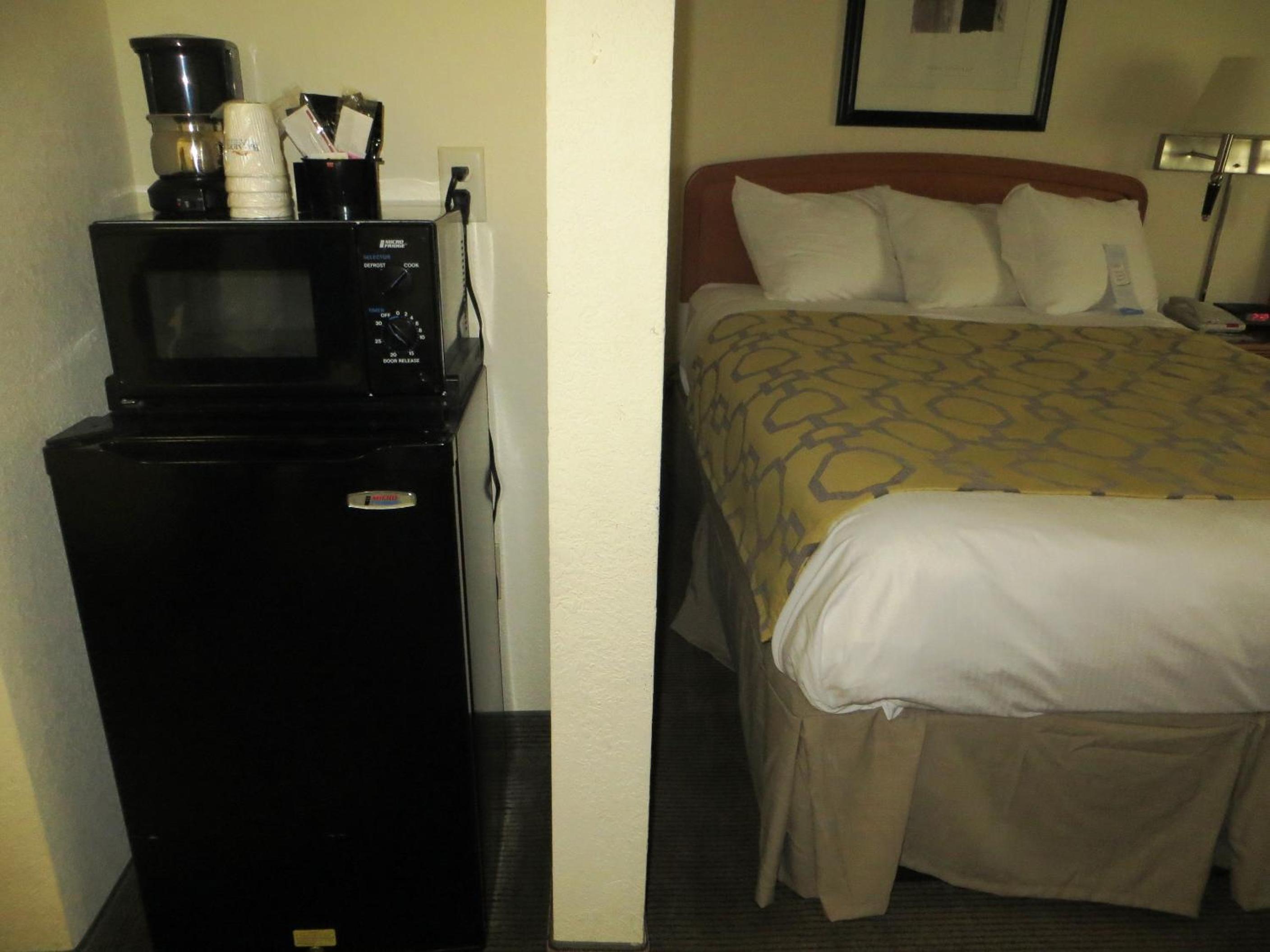 Queen Room with Two Queen Beds - Non-Smoking - Photo 9