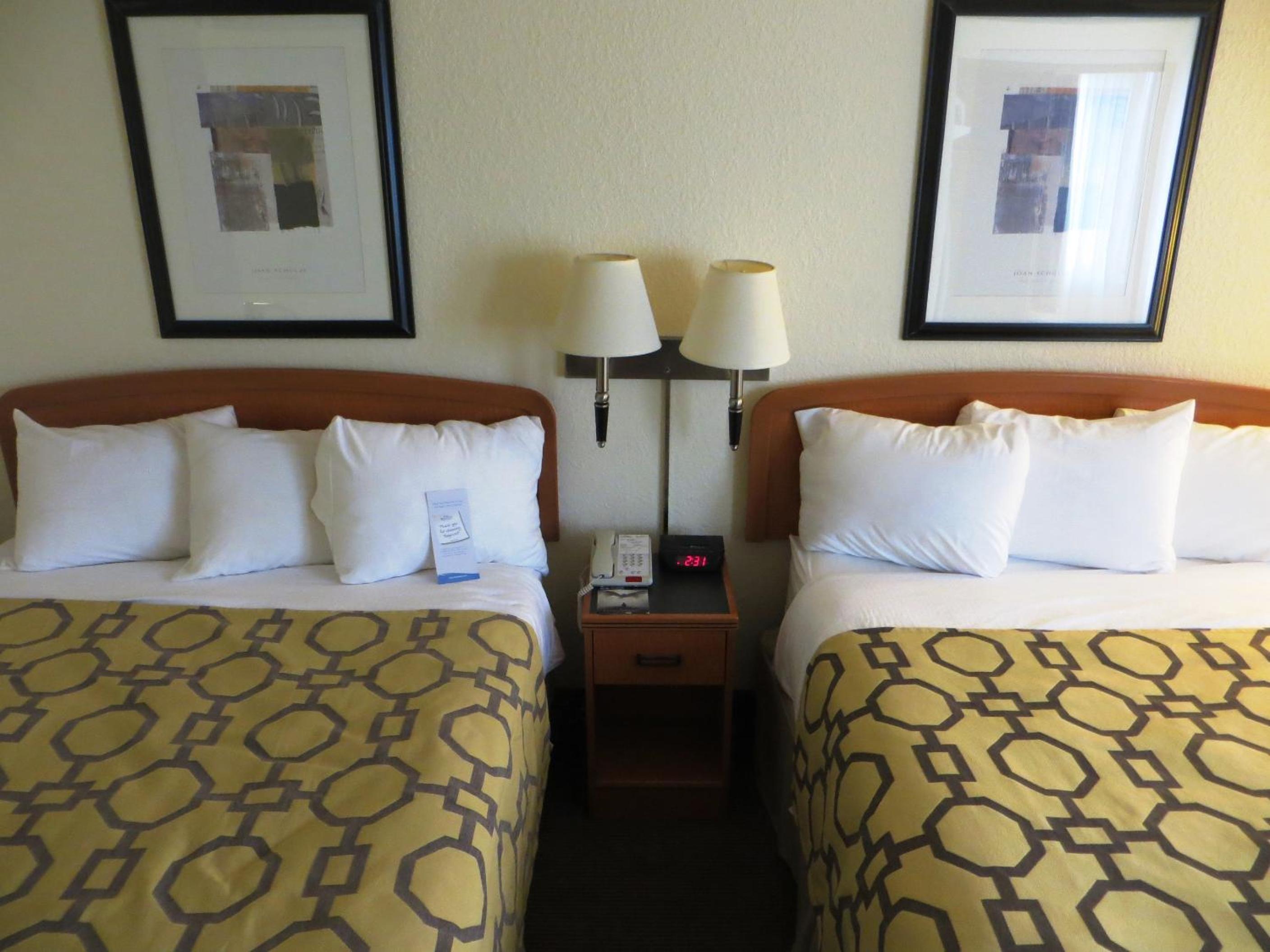 Queen Room with Two Queen Beds - Non-Smoking - Photo 8