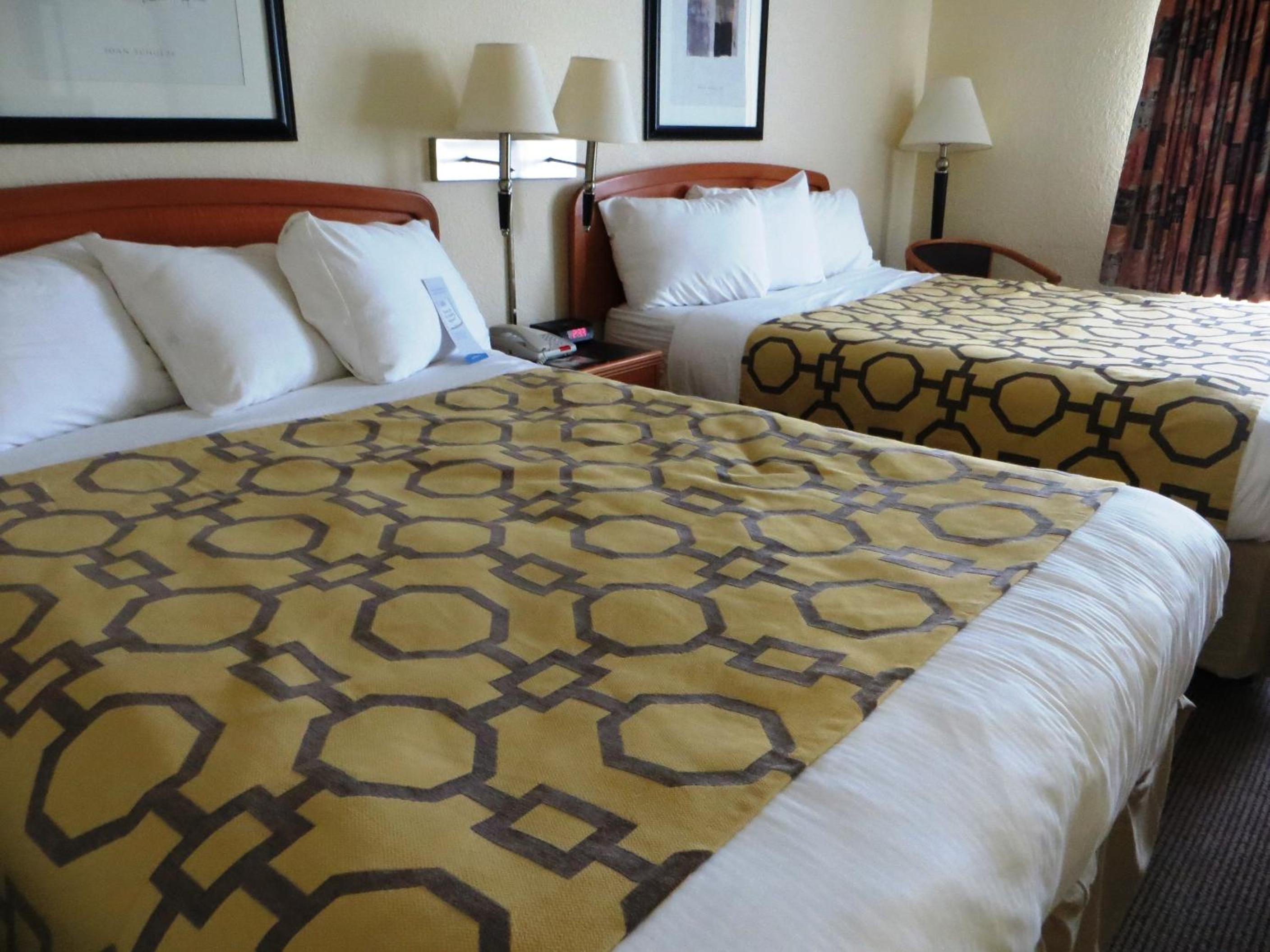 Queen Room with Two Queen Beds - Non-Smoking - Photo 7