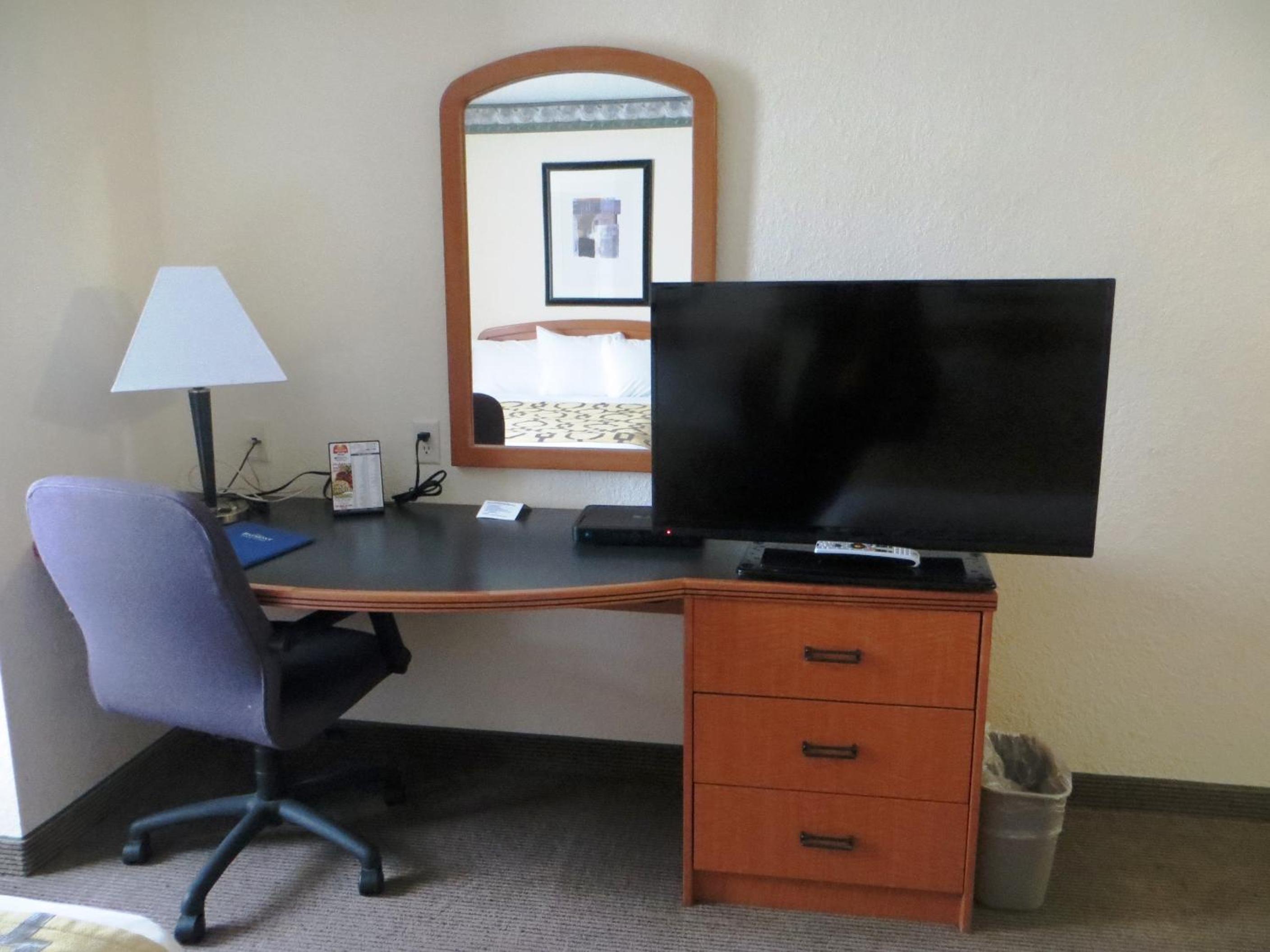 King Room - Non-Smoking - Photo 1