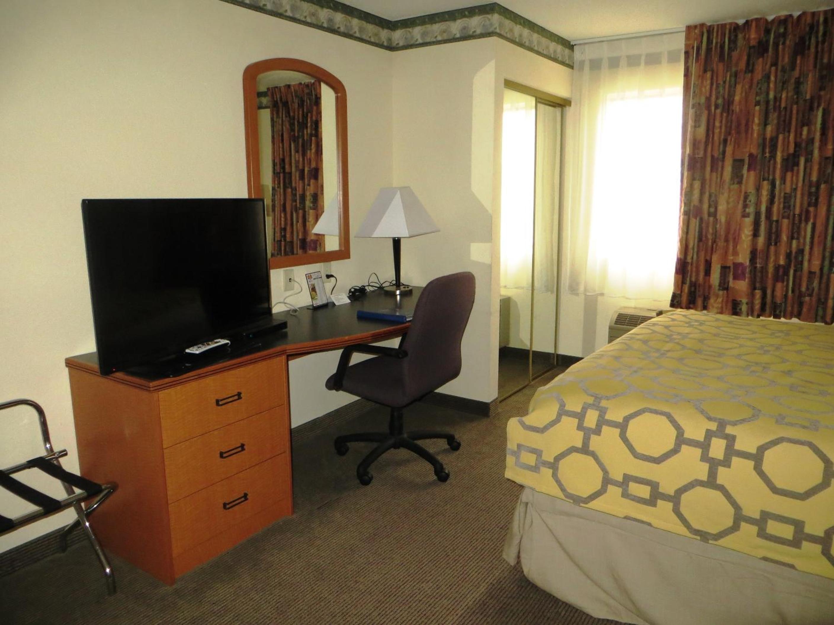 King Room - Non-Smoking - Photo 8