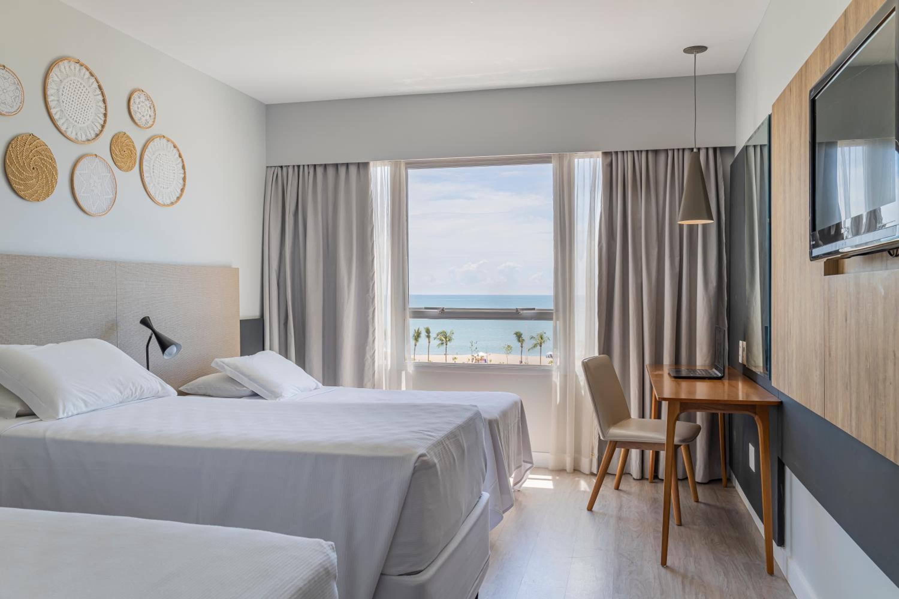 Quarto Triplo Superior com 03 camas de solteiro vista mar