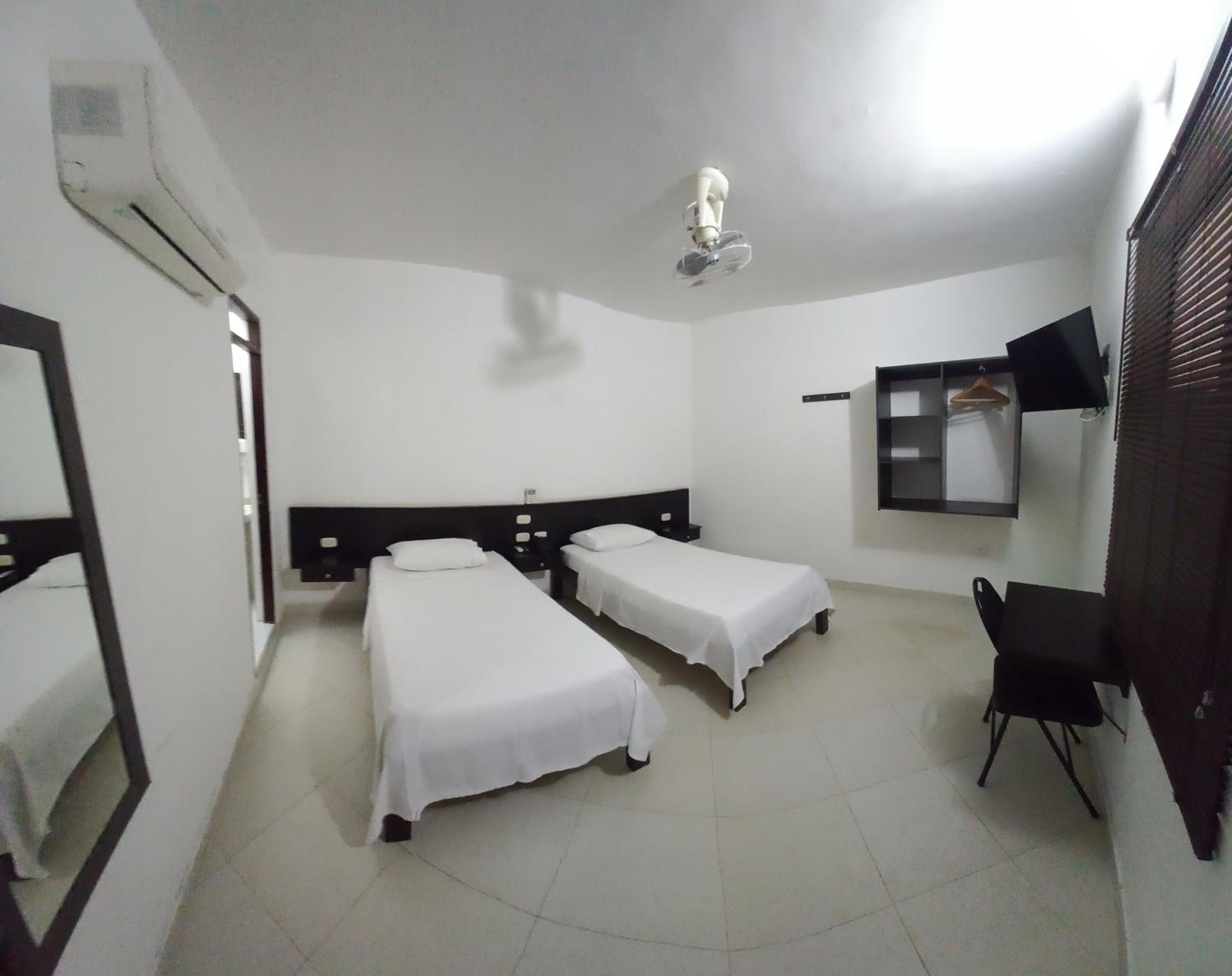 Economy Twin Room photo 2
