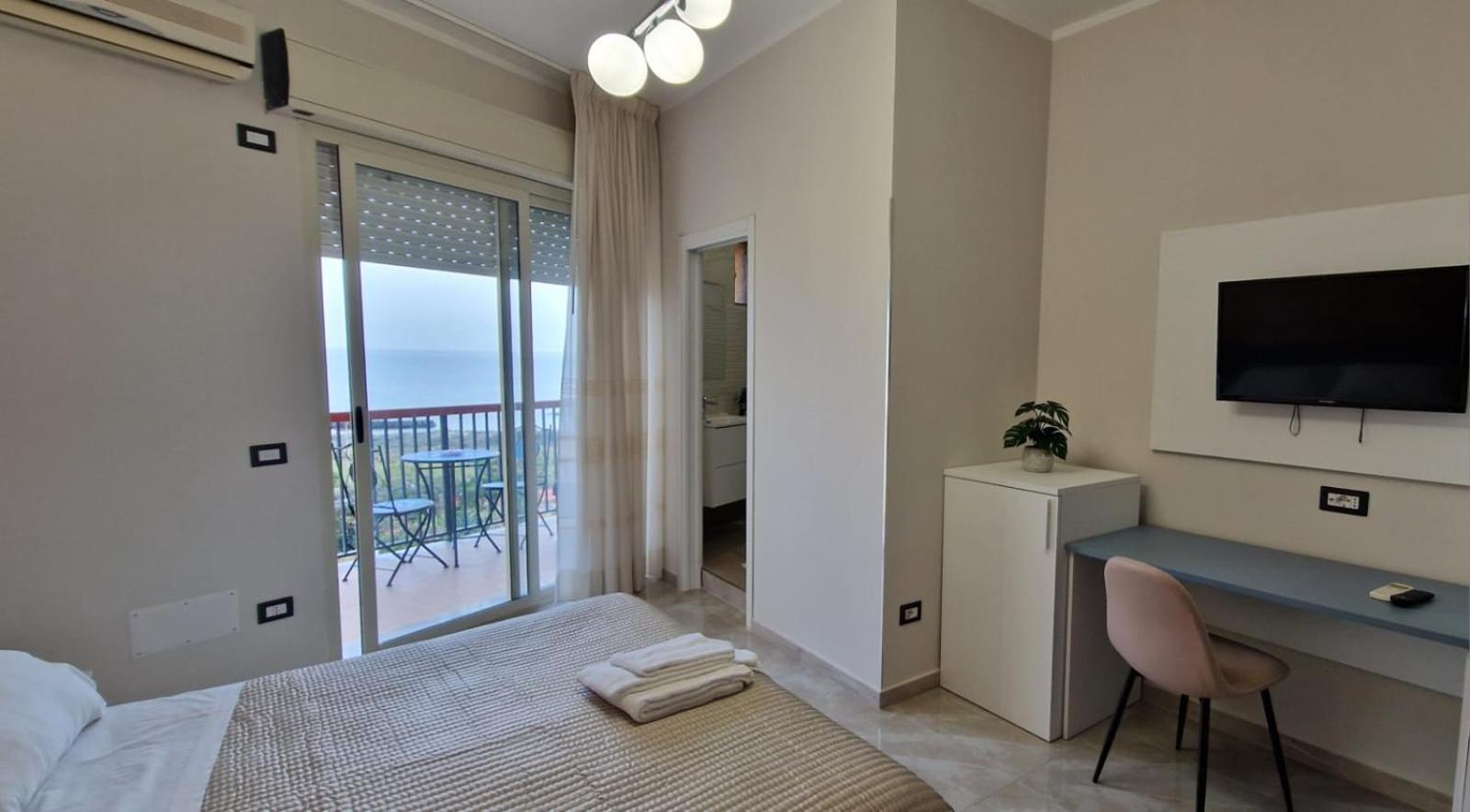 Double Room with Sea View - Photo 2