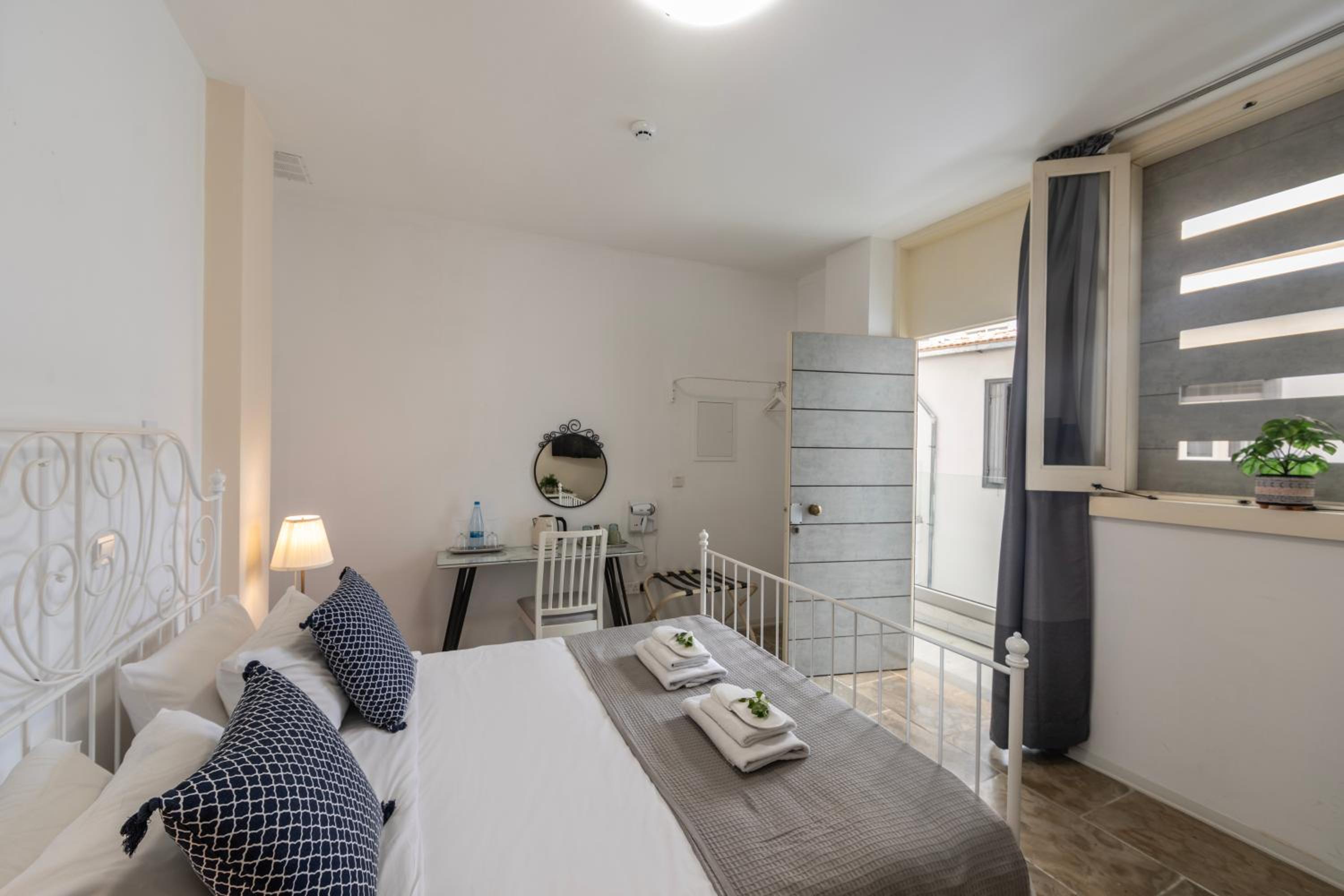 Standard Double Room - Photo 8
