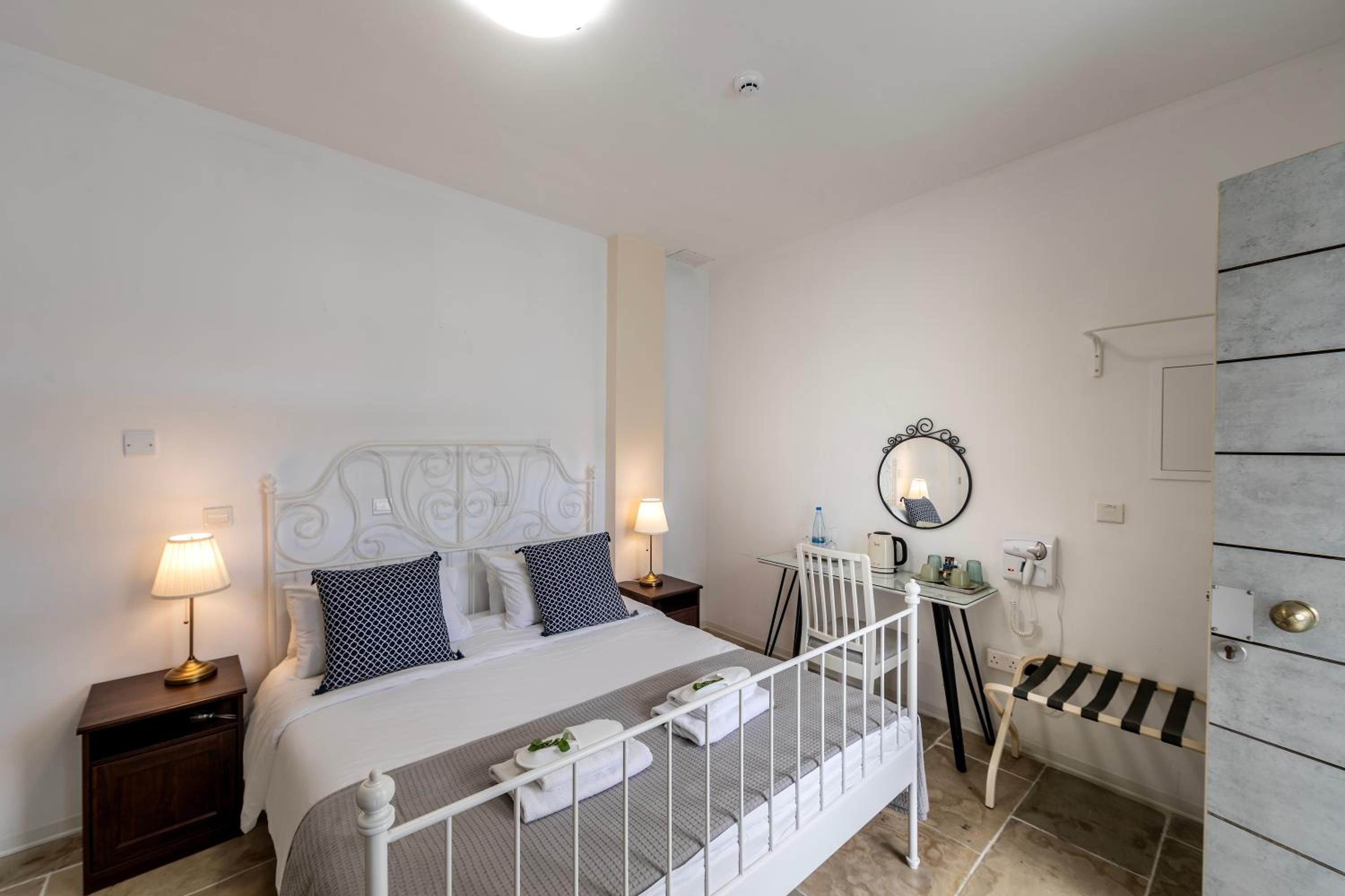 Standard Double Room - Photo 6