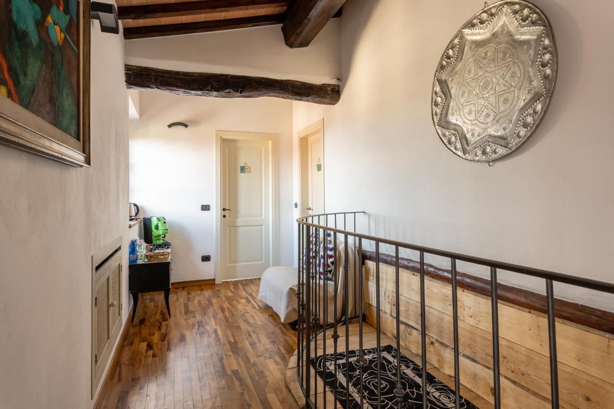 Camera con letto matrimoniale grande piu' letto singolo con bagno privato
