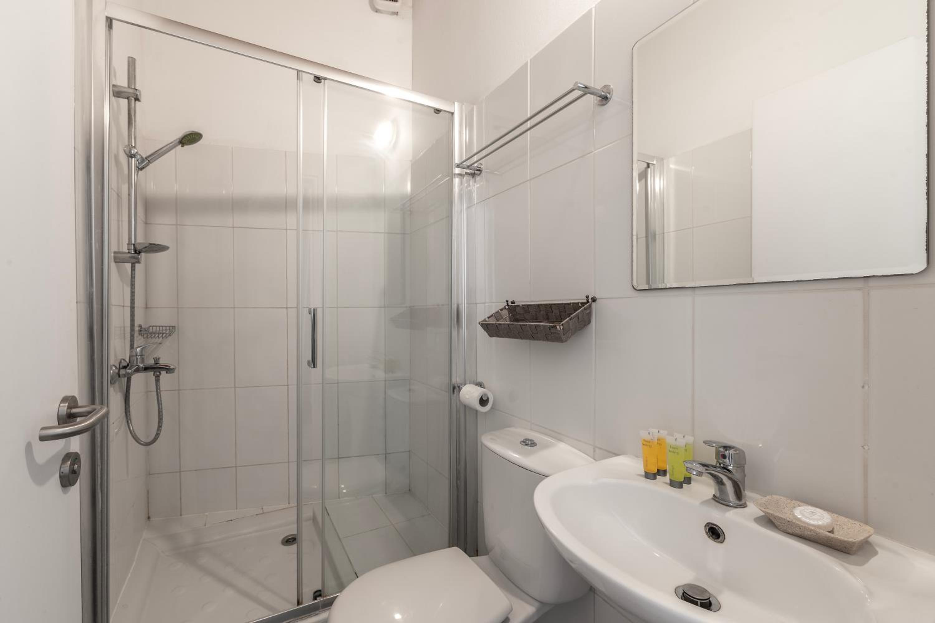 Budget Double Room - Photo 9