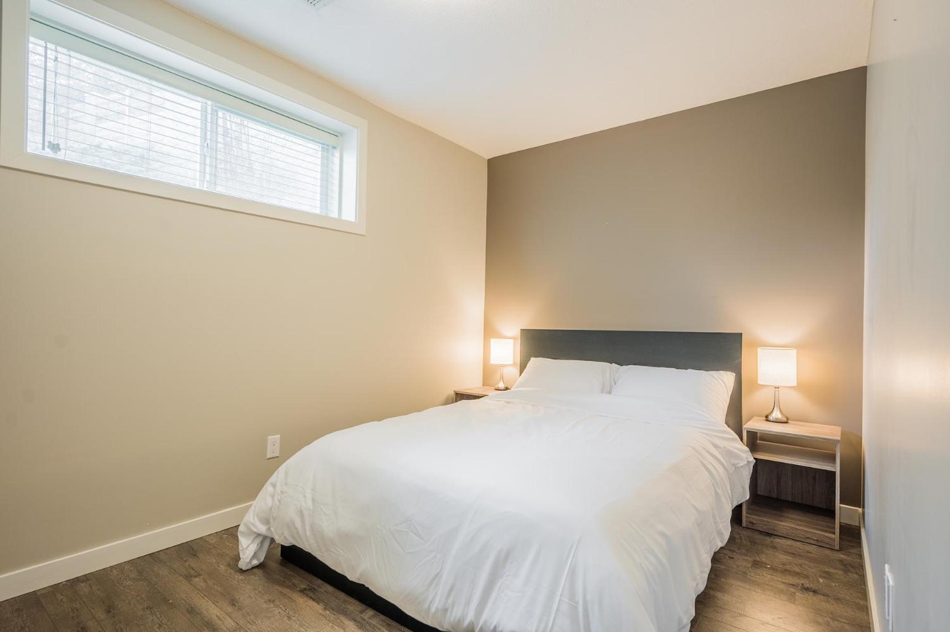 Five-Bedroom House photo 3