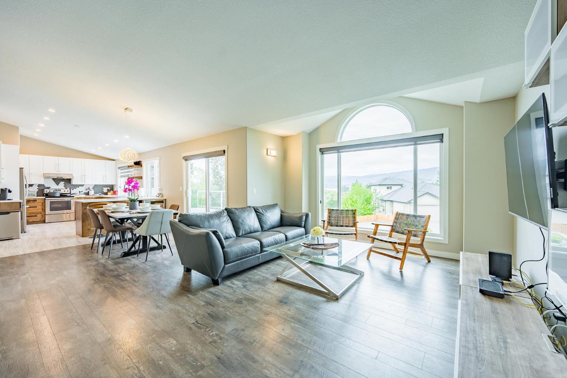 Five-Bedroom House photo 1
