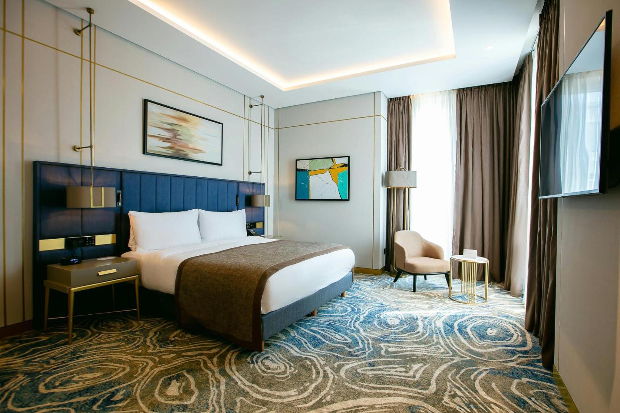 Premium King Room - Smoking - Photo 3