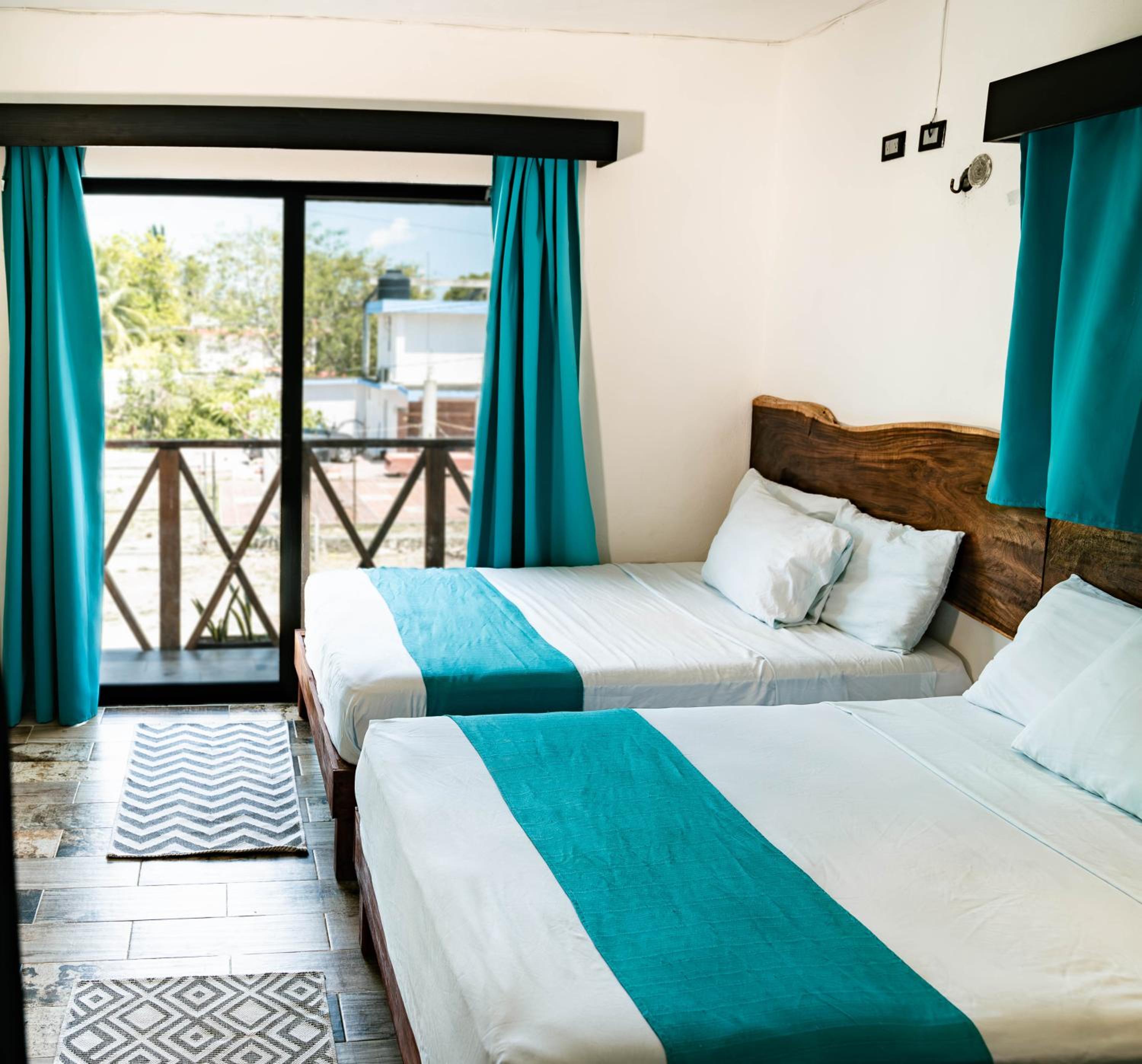 Double Room with Two Double Beds - Photo 2