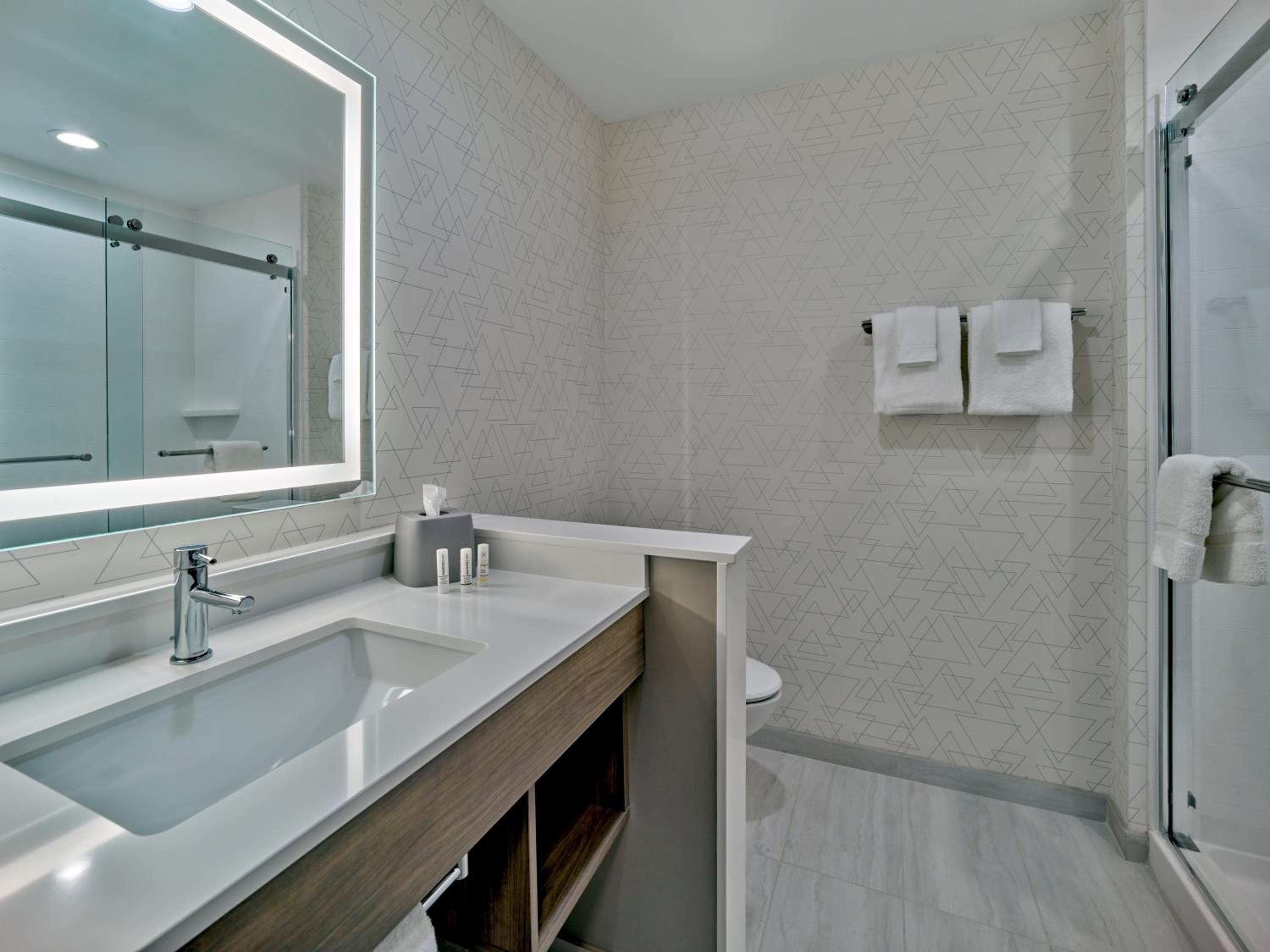Standard King Room - Photo 7