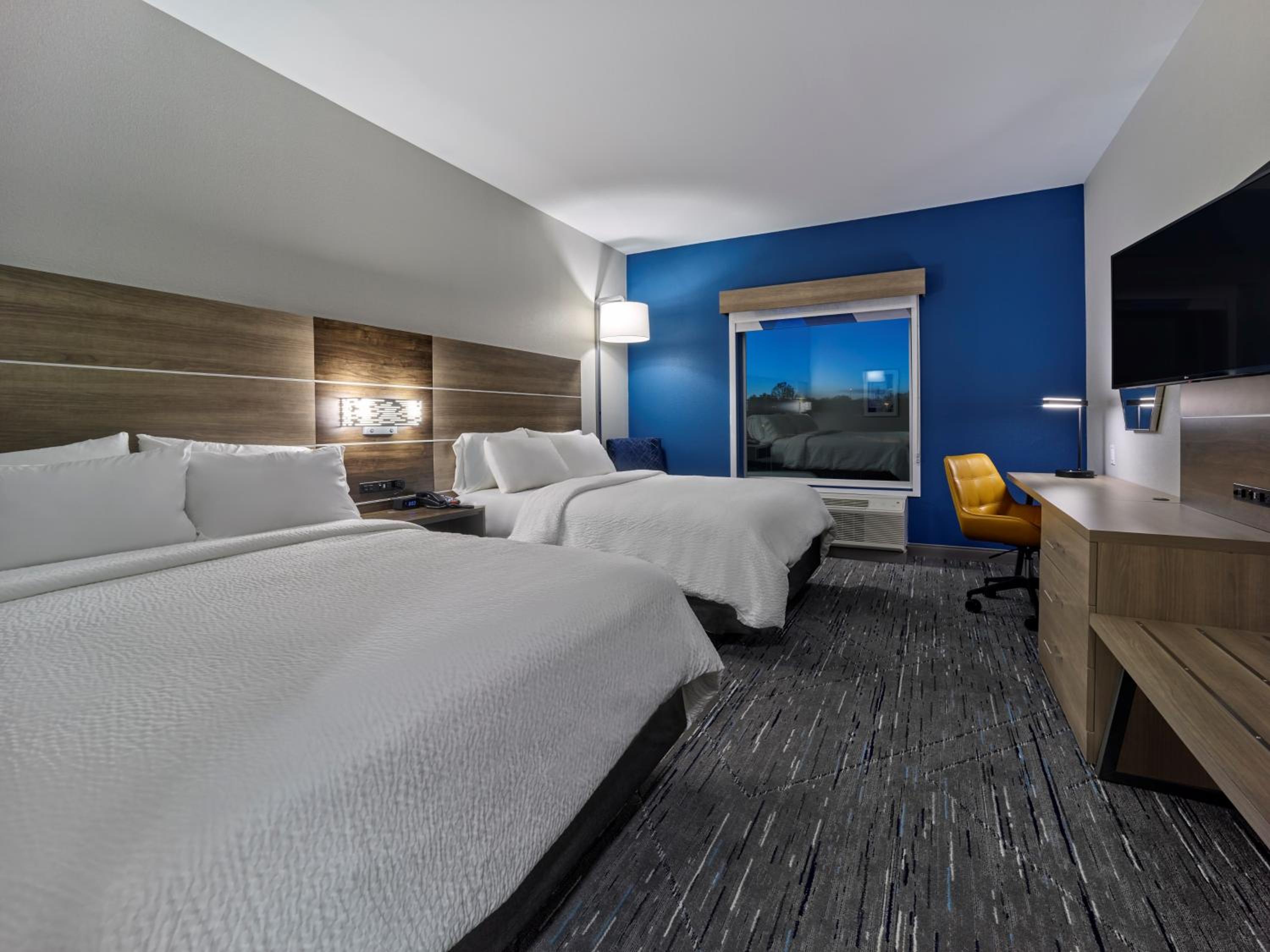 Standard Queen Room with Two Queen Beds - Photo 7