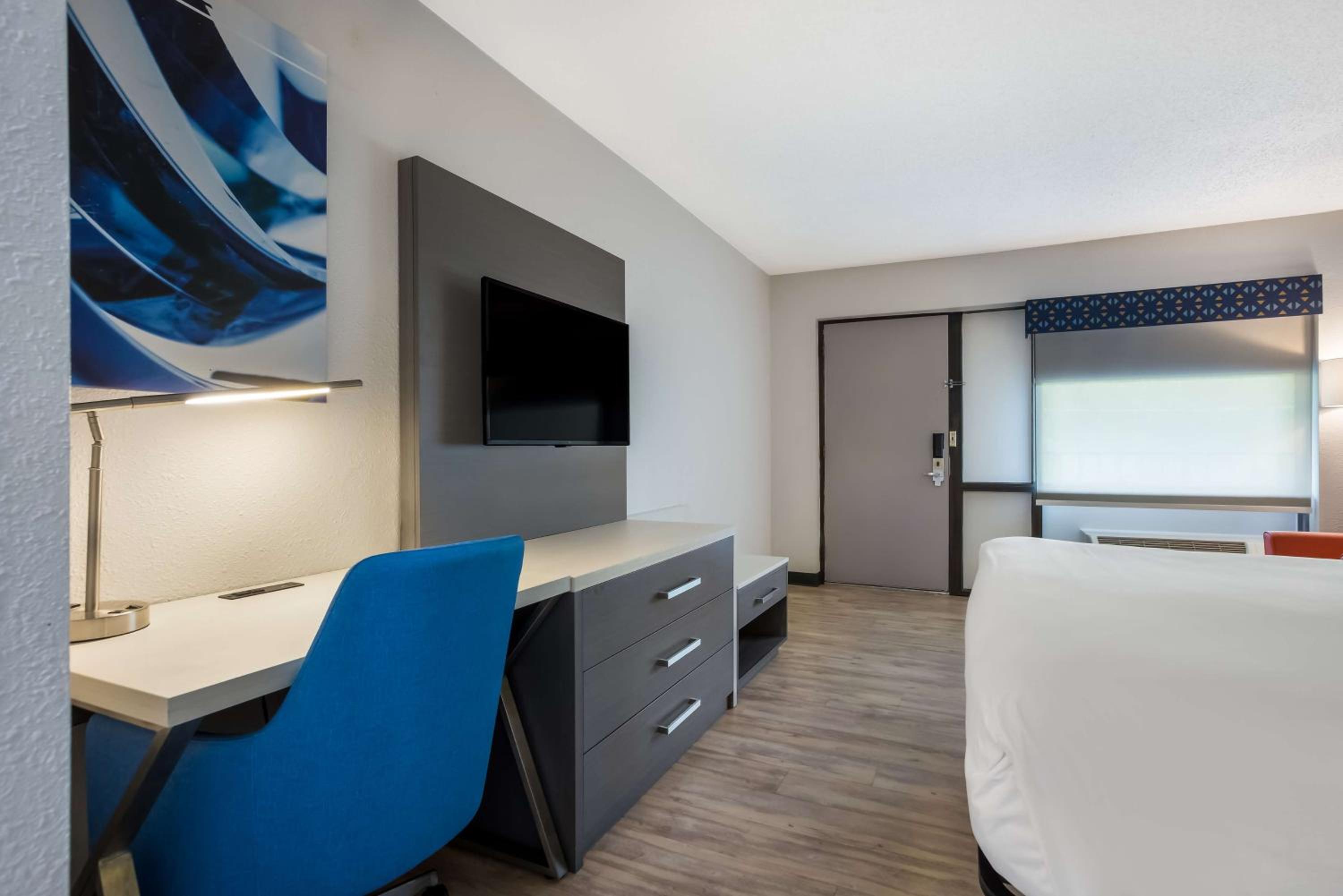 Queen Room with Roll-In Shower - Disability Access photo 2