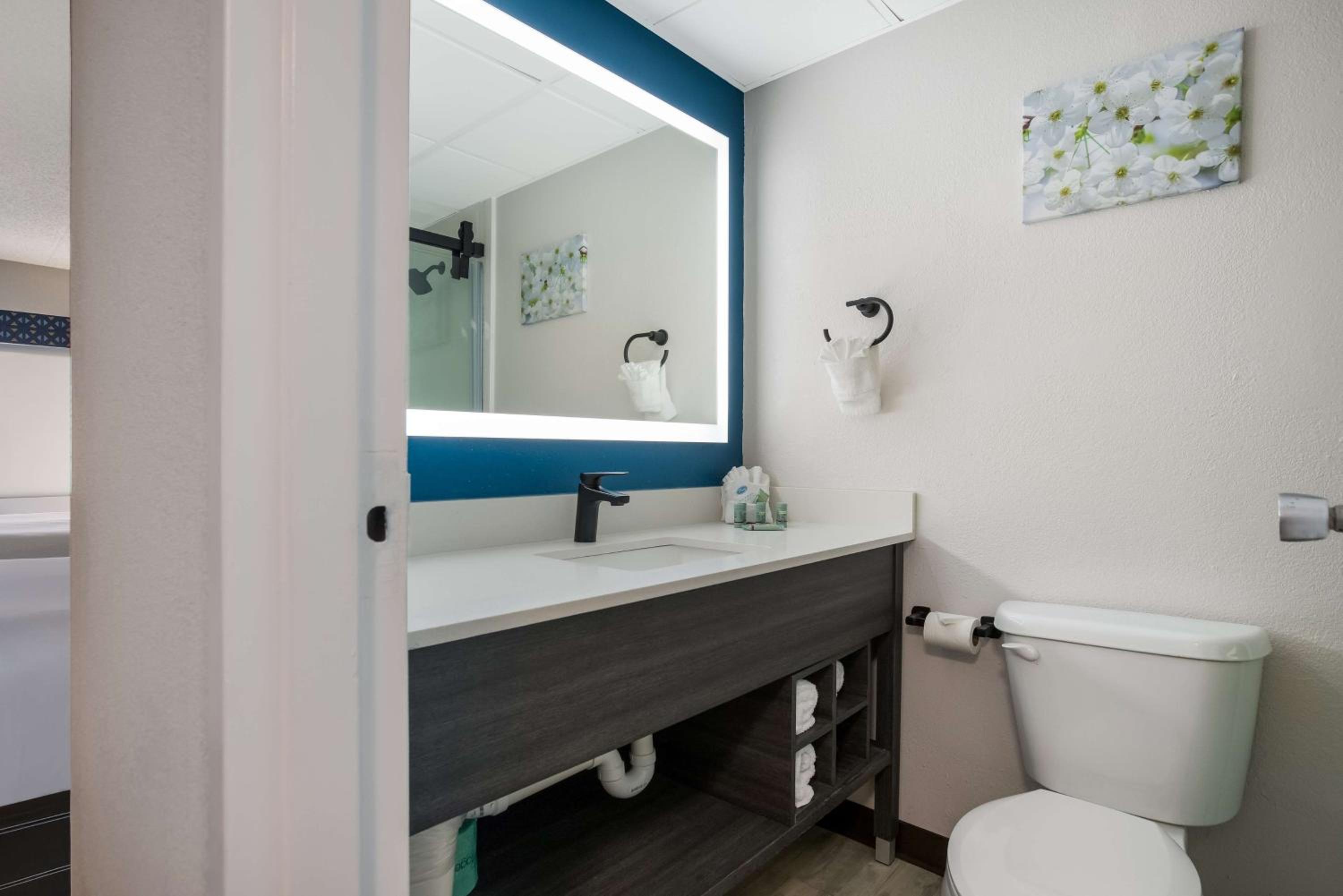 Queen Room with Two Queen Beds and Roll-In Shower - Mobility Accessible photo 3