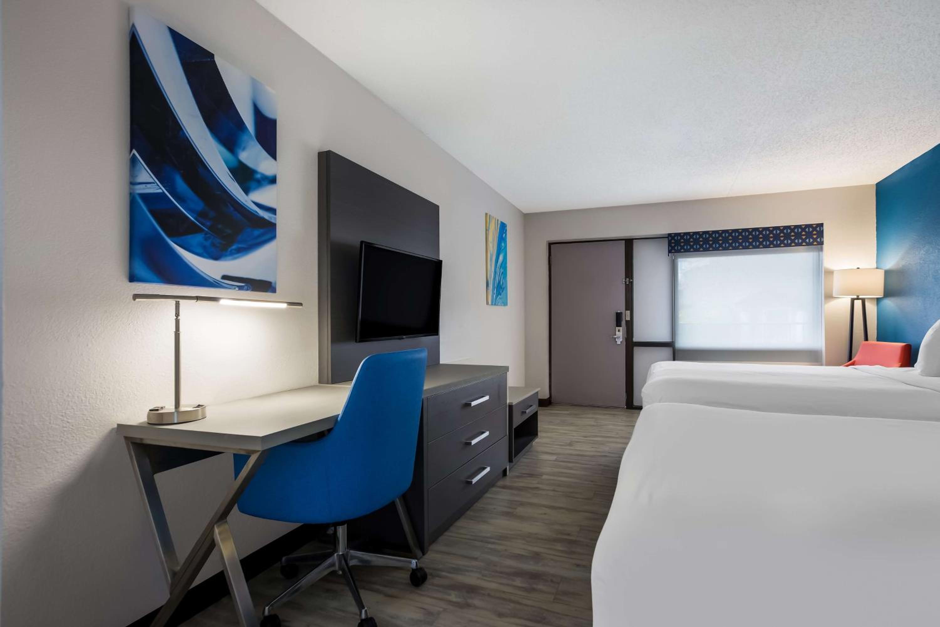 Quadruple Room With Bathtub - Disability Access/Non-Smoking photo 3
