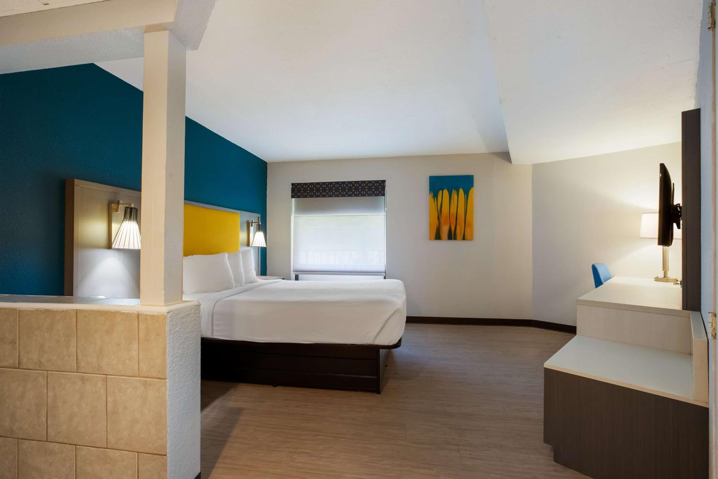 Queen Room with Spa Bath - Non-Smoking photo 3