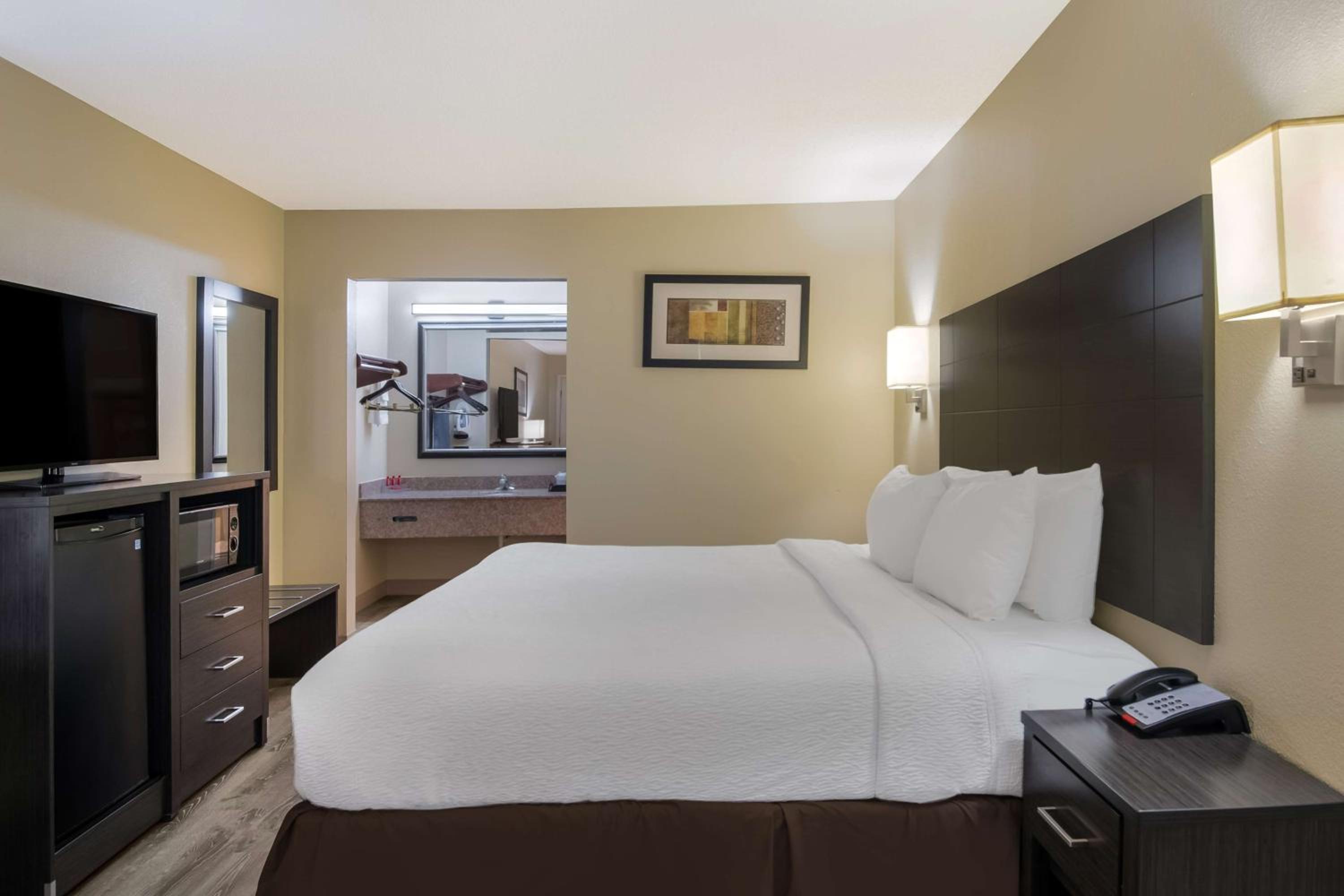 Standard King Room - Photo 5