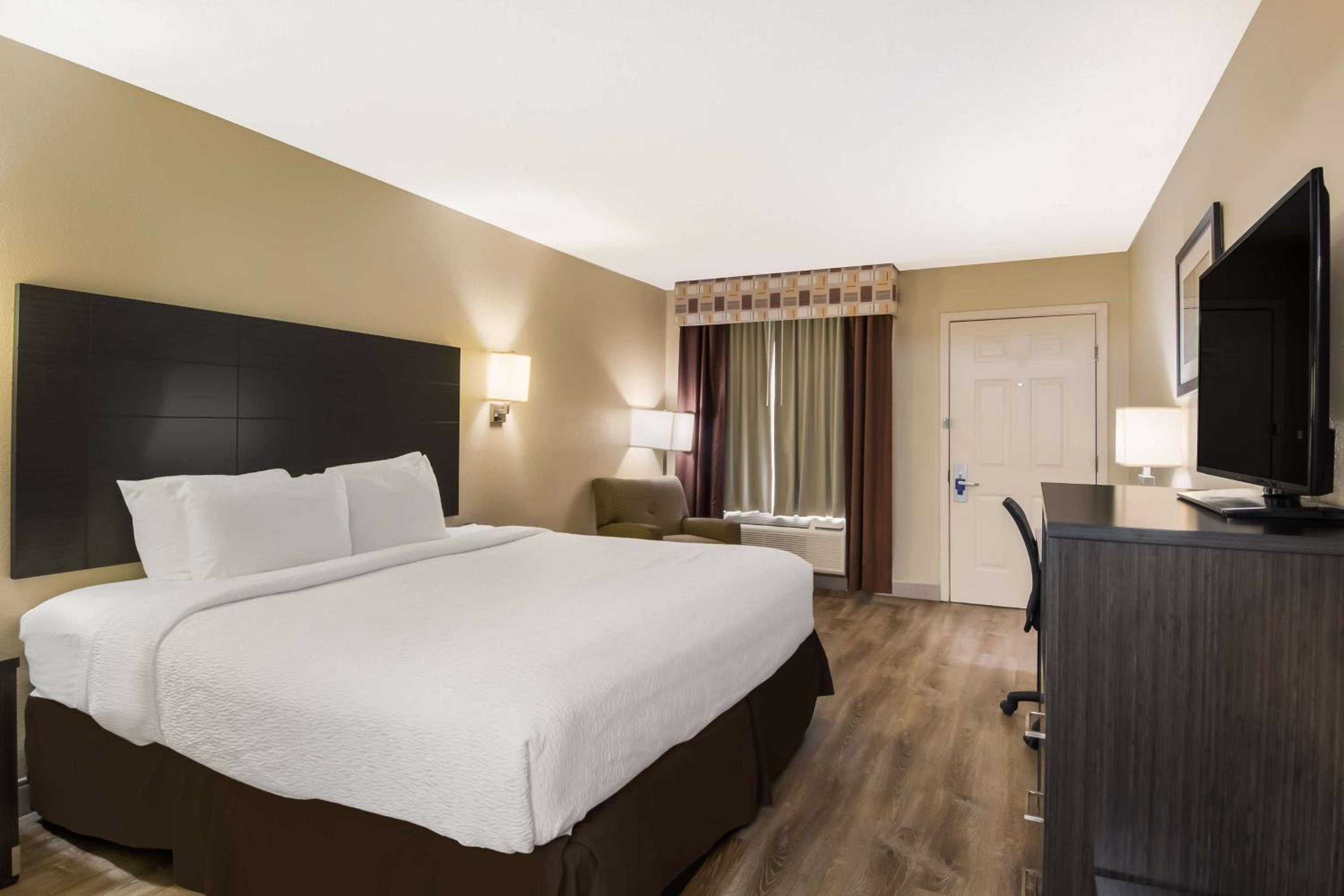 Standard King Room - Photo 6