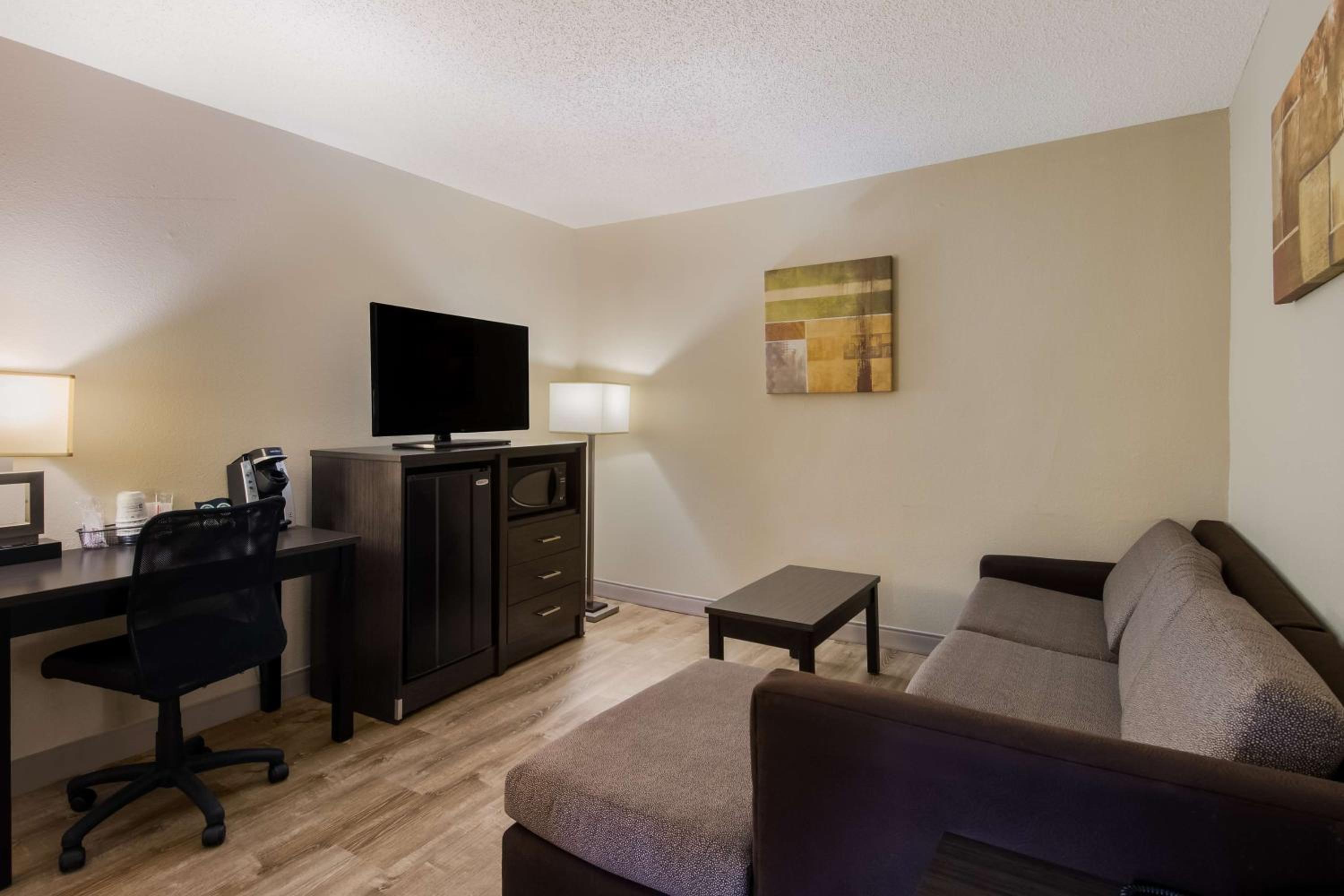 King Suite with Sofa Bed - Non-Smoking - Photo 1