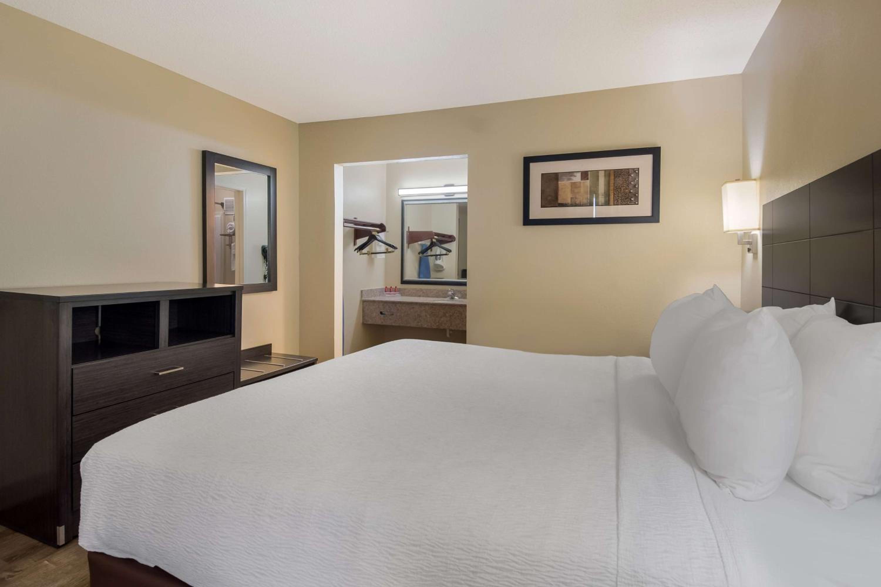 King Suite with Sofa Bed - Non-Smoking - Photo 6
