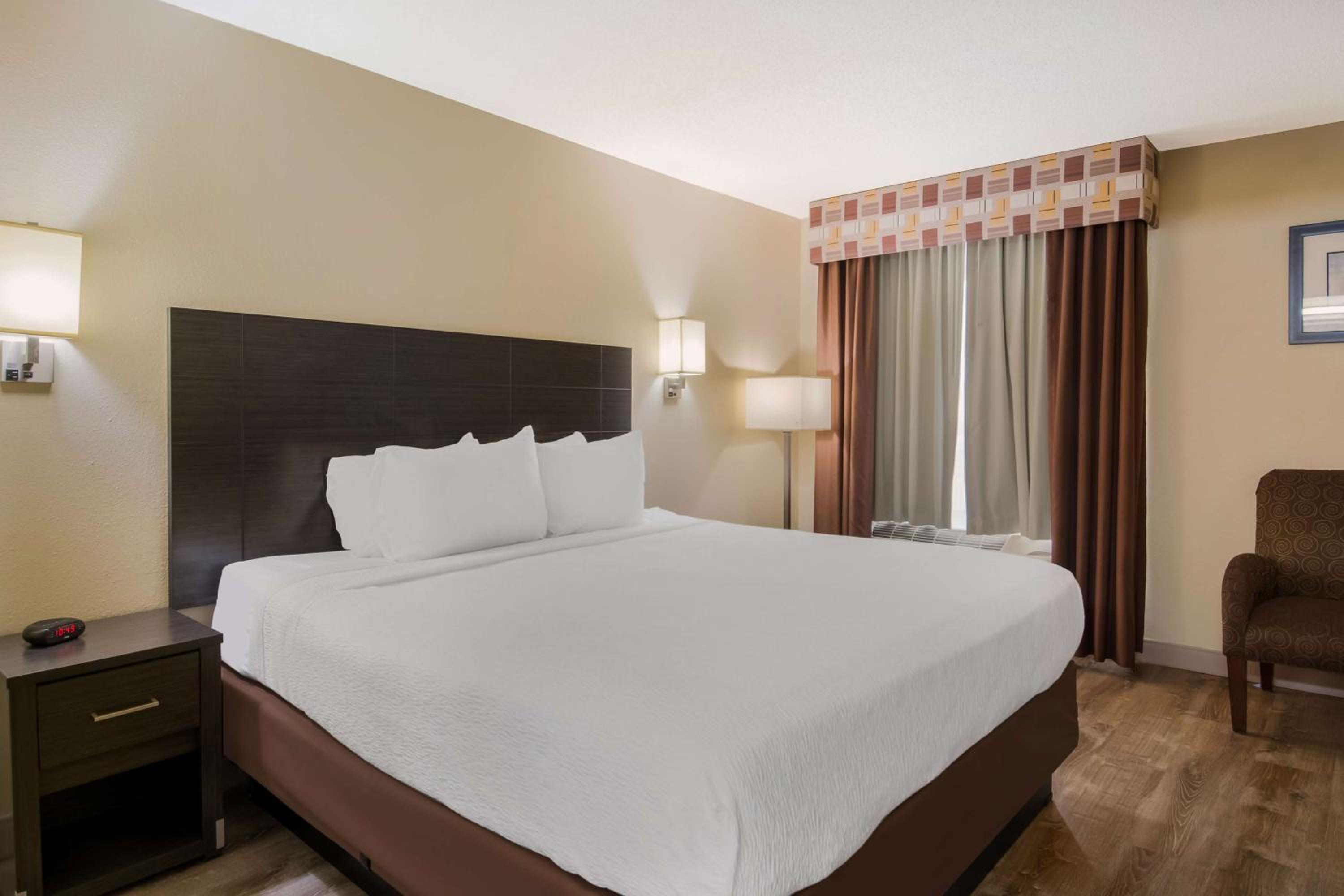 King Suite with Sofa Bed - Non-Smoking - Photo 7