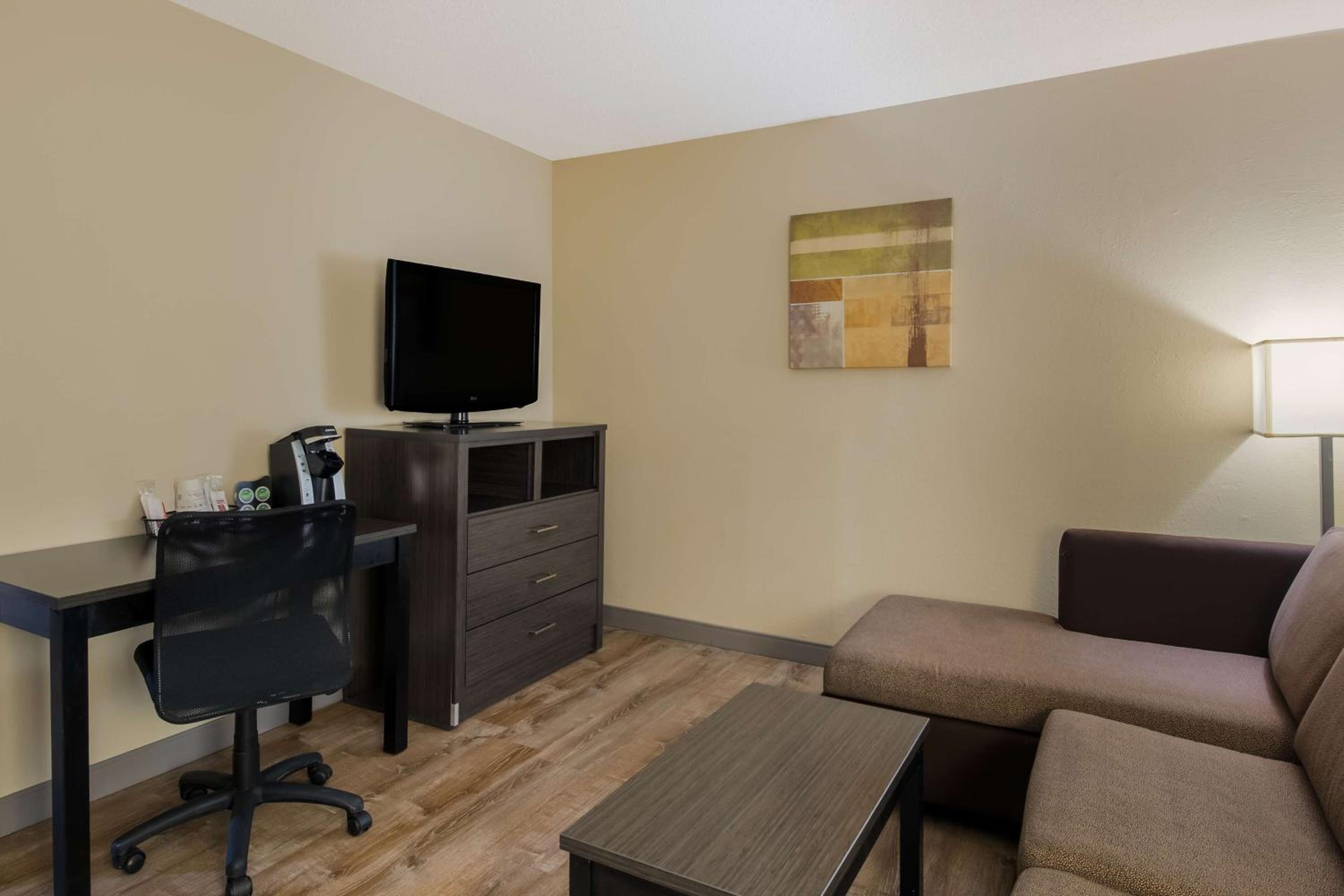 King Suite with Sofa Bed - Non-Smoking - Photo 3