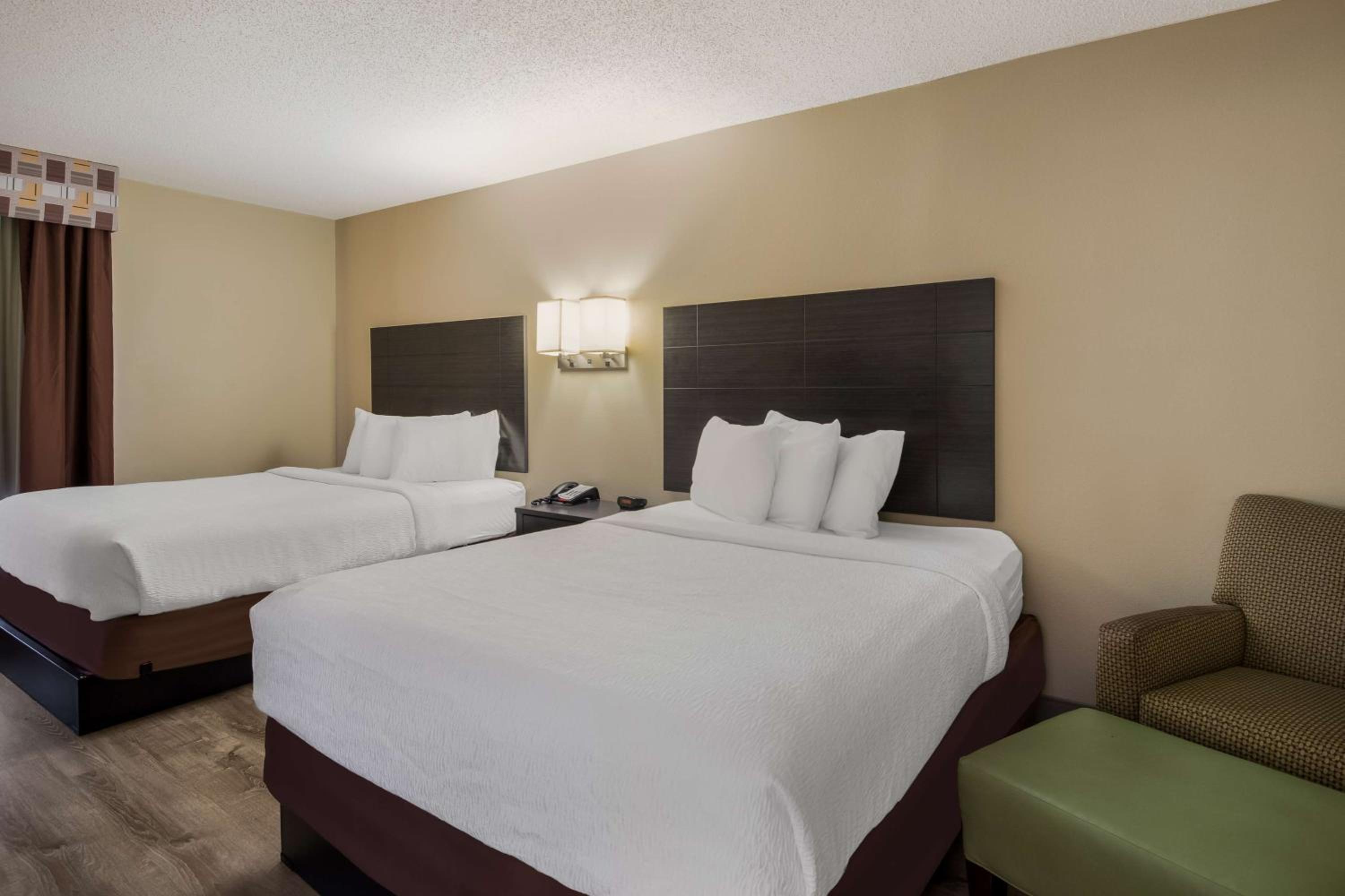 Queen Room with Two Queen Beds - Non-Smoking - Photo 5