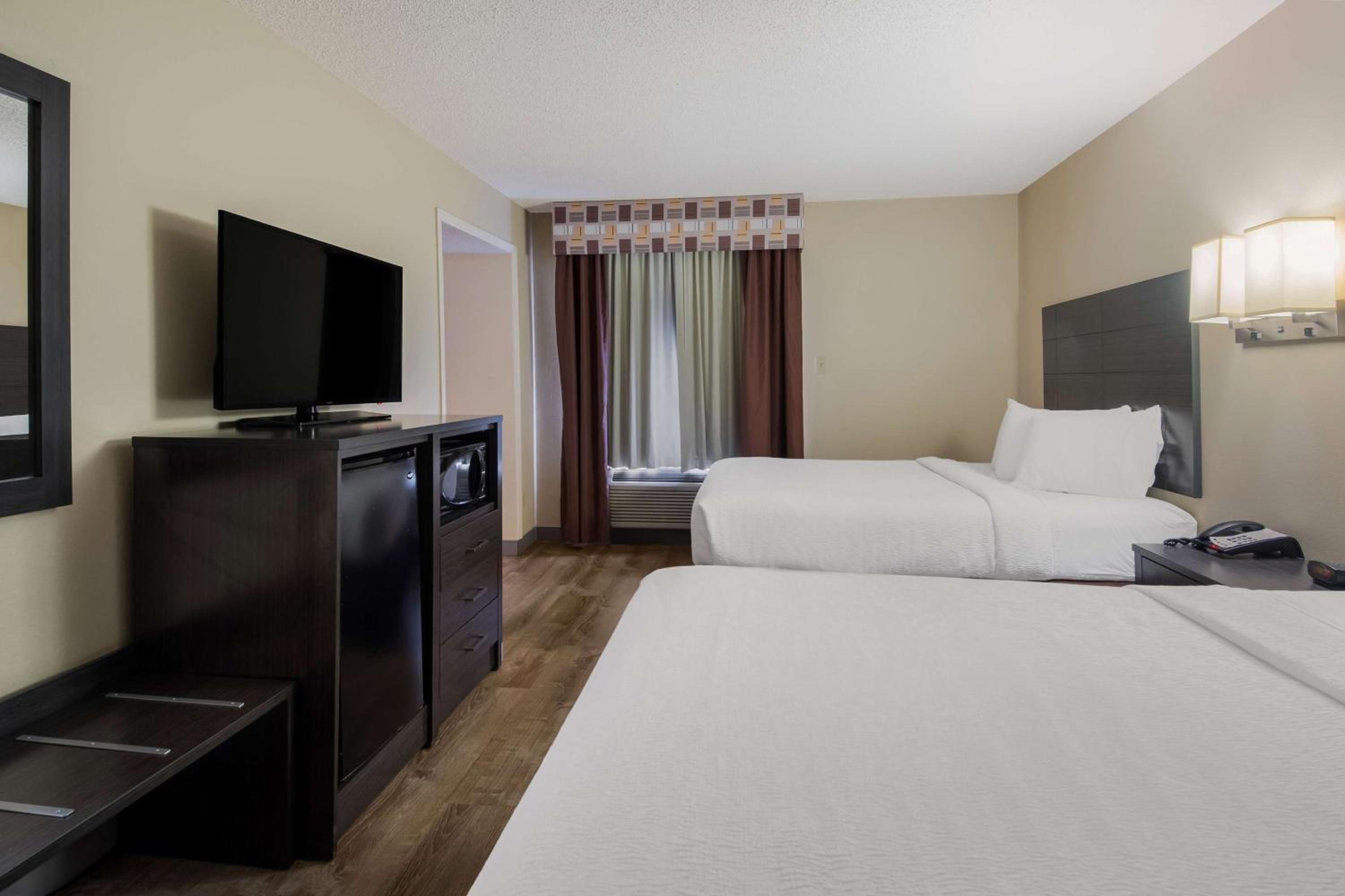 Queen Suite with Two Queen Beds - Non-Smoking - Photo 3