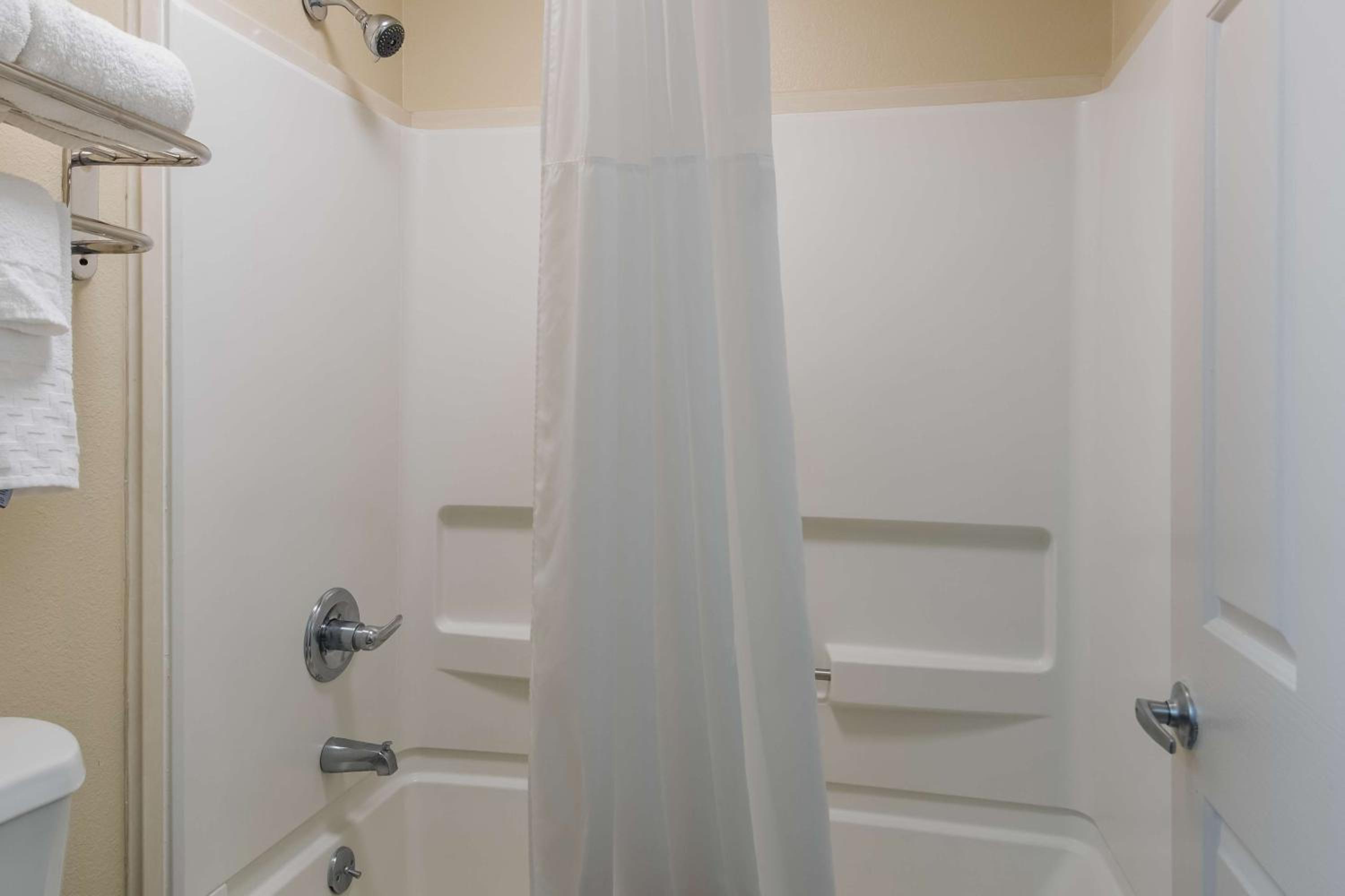 Queen Room with Two Queen Beds - Non-Smoking - Photo 2