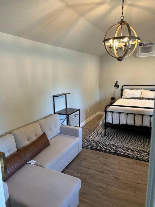 One-Bedroom House photo 1
