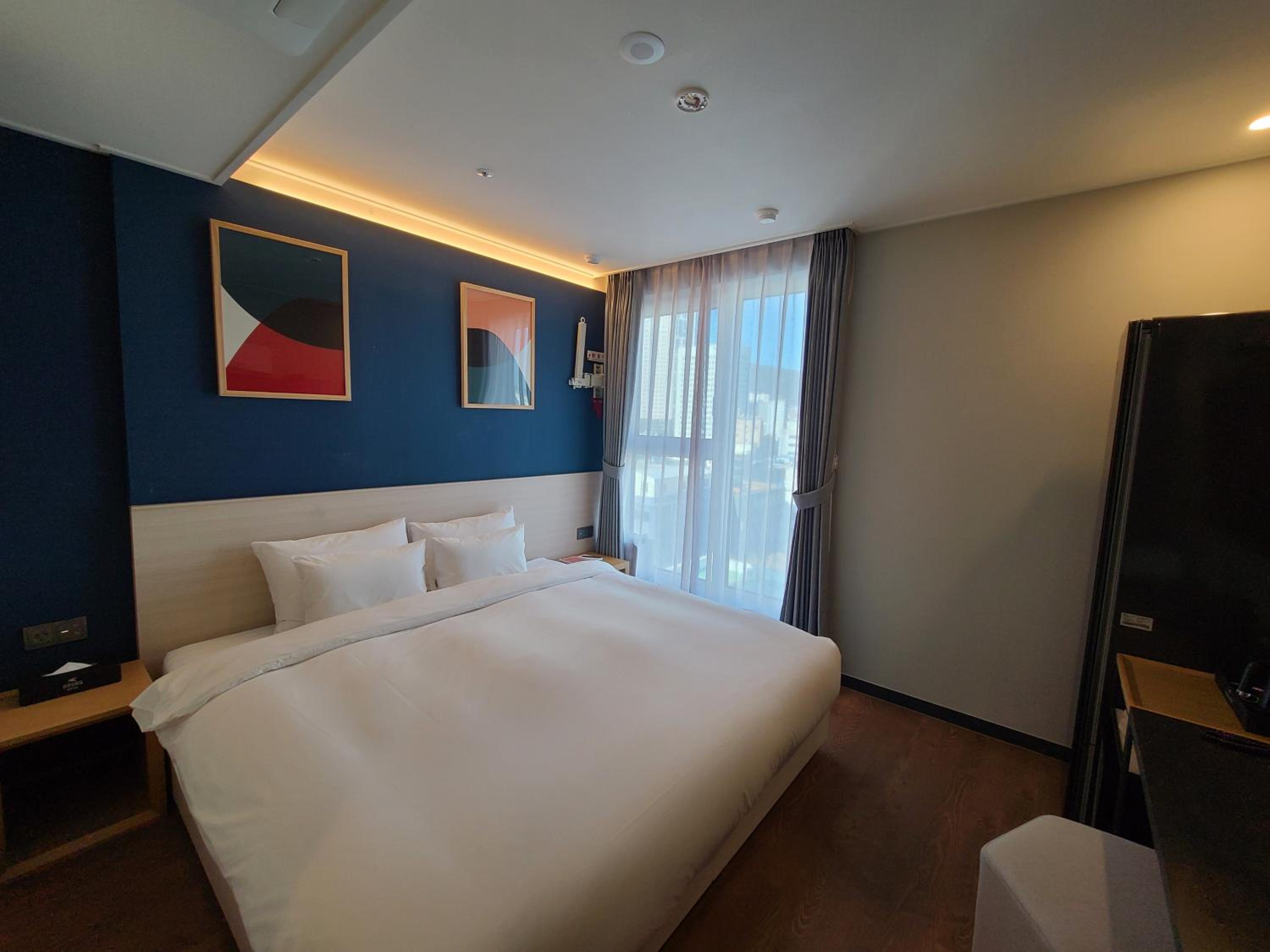 Superior King Room with Free access to Rooftop pool - Photo 10